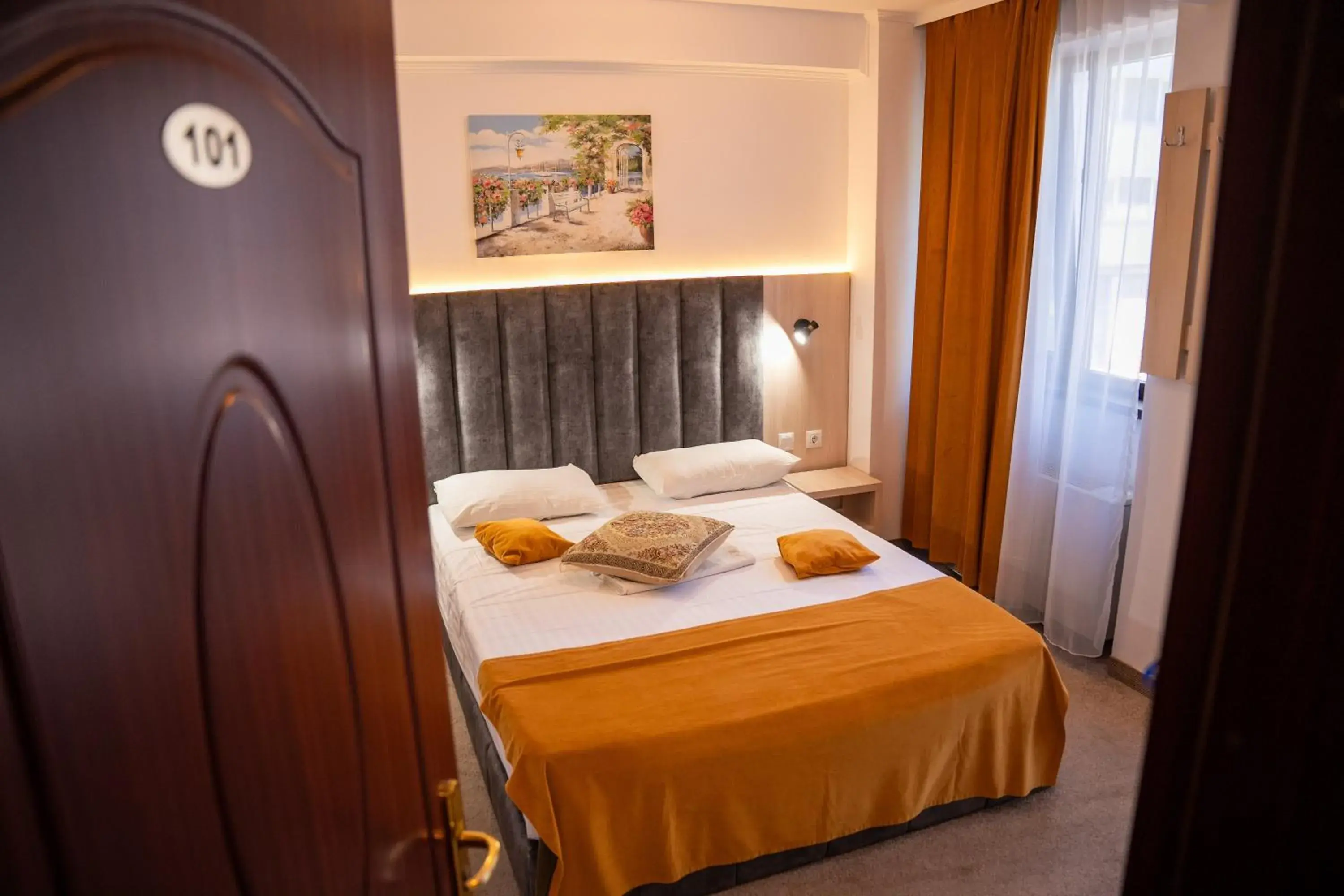 Bed in Hotel Cantemir