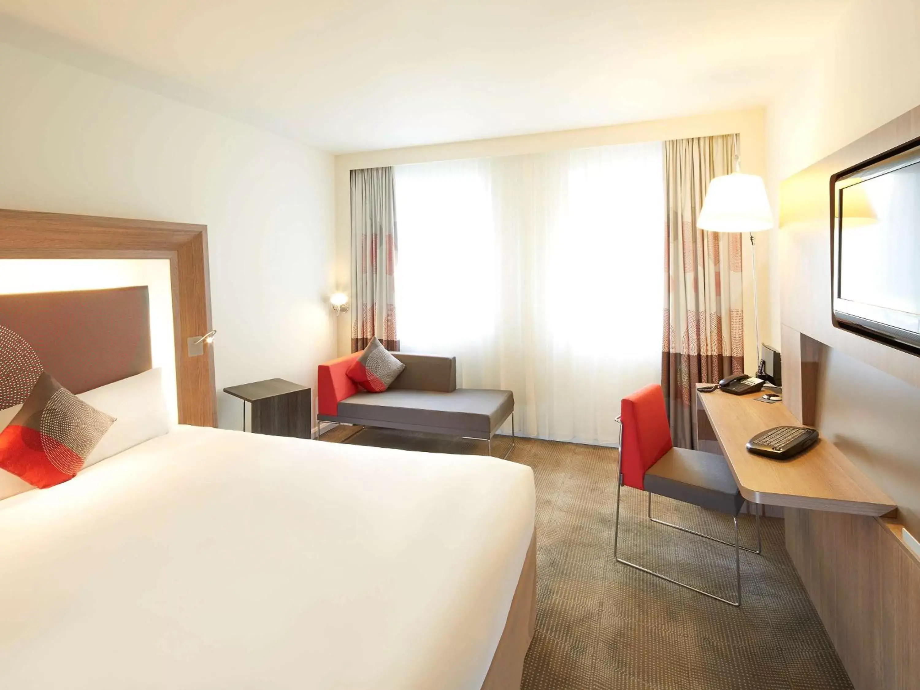 Photo of the whole room, Bed in Novotel Lille Aéroport