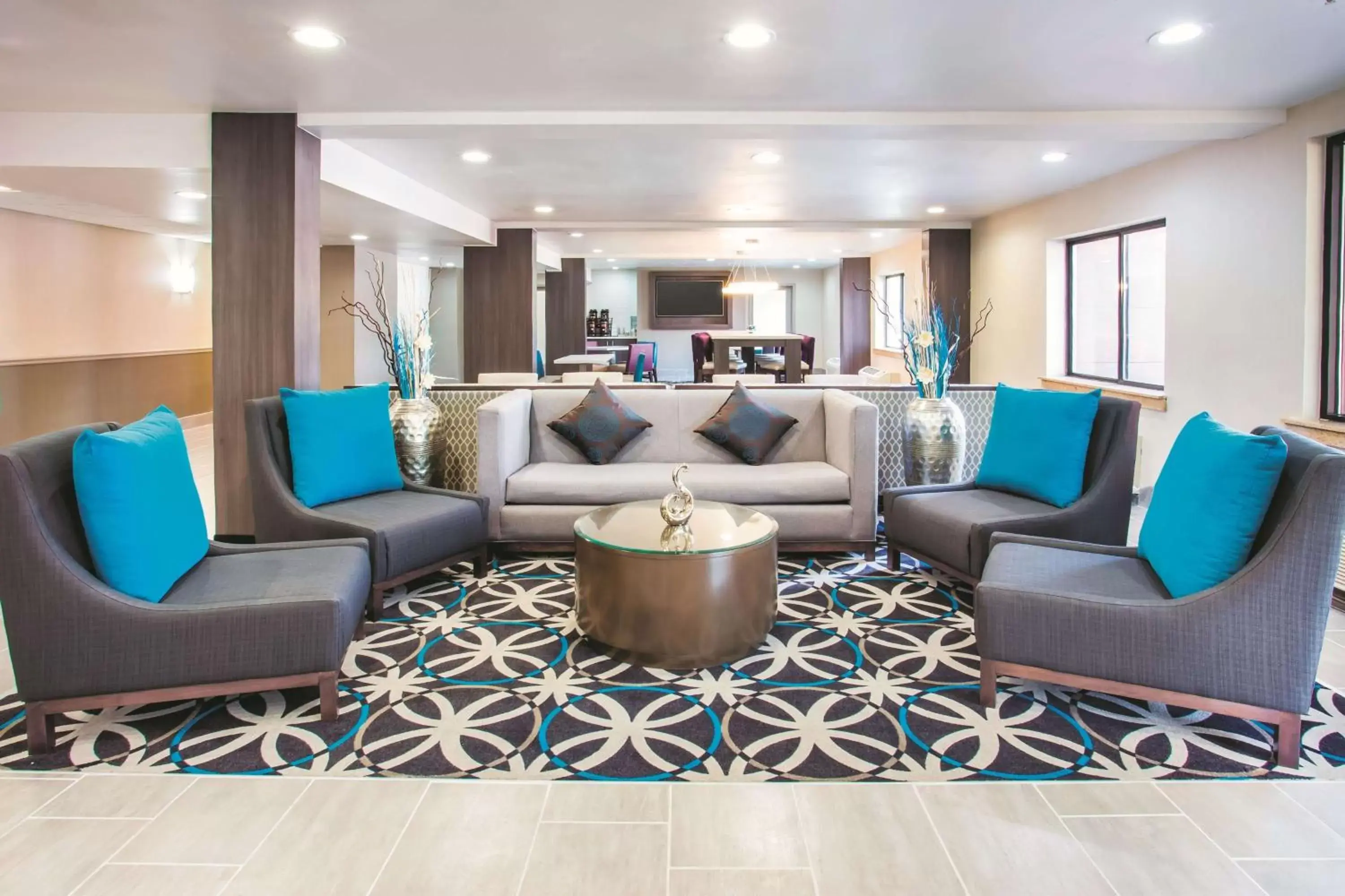 Lobby or reception, Seating Area in La Quinta by Wyndham Cincinnati NE - Mason