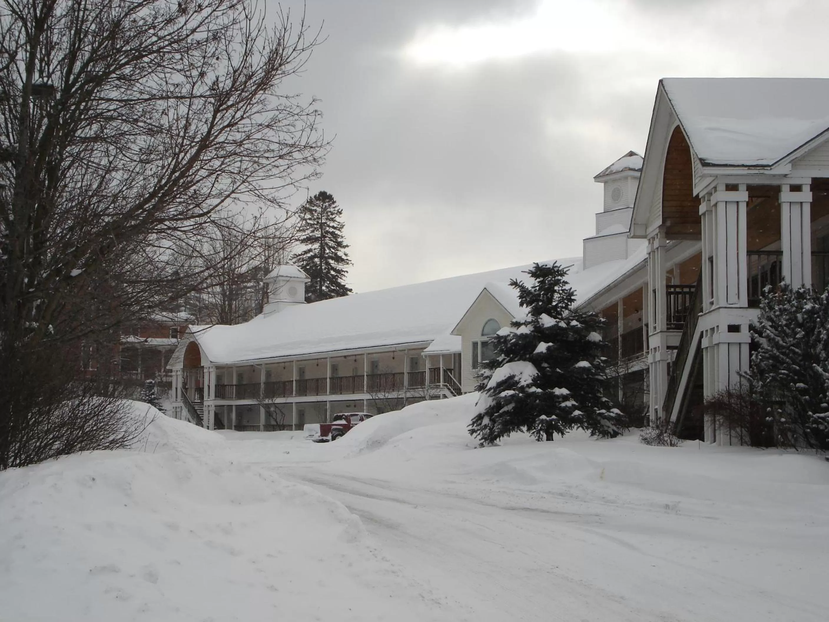 Facade/entrance in Fairbanks Inn