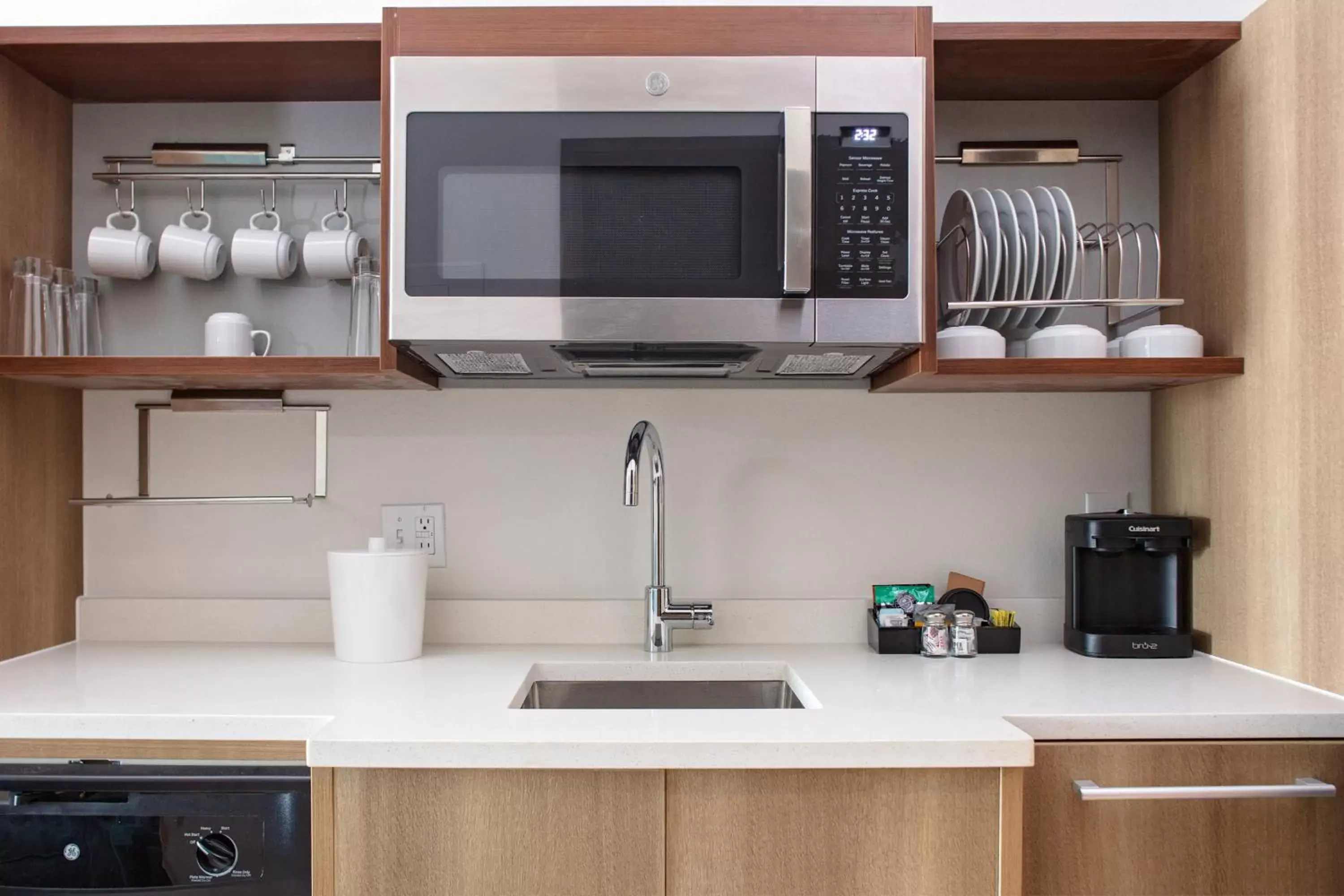 Coffee/tea facilities, Kitchen/Kitchenette in Home2 Suites By Hilton Baton Rouge Citiplace