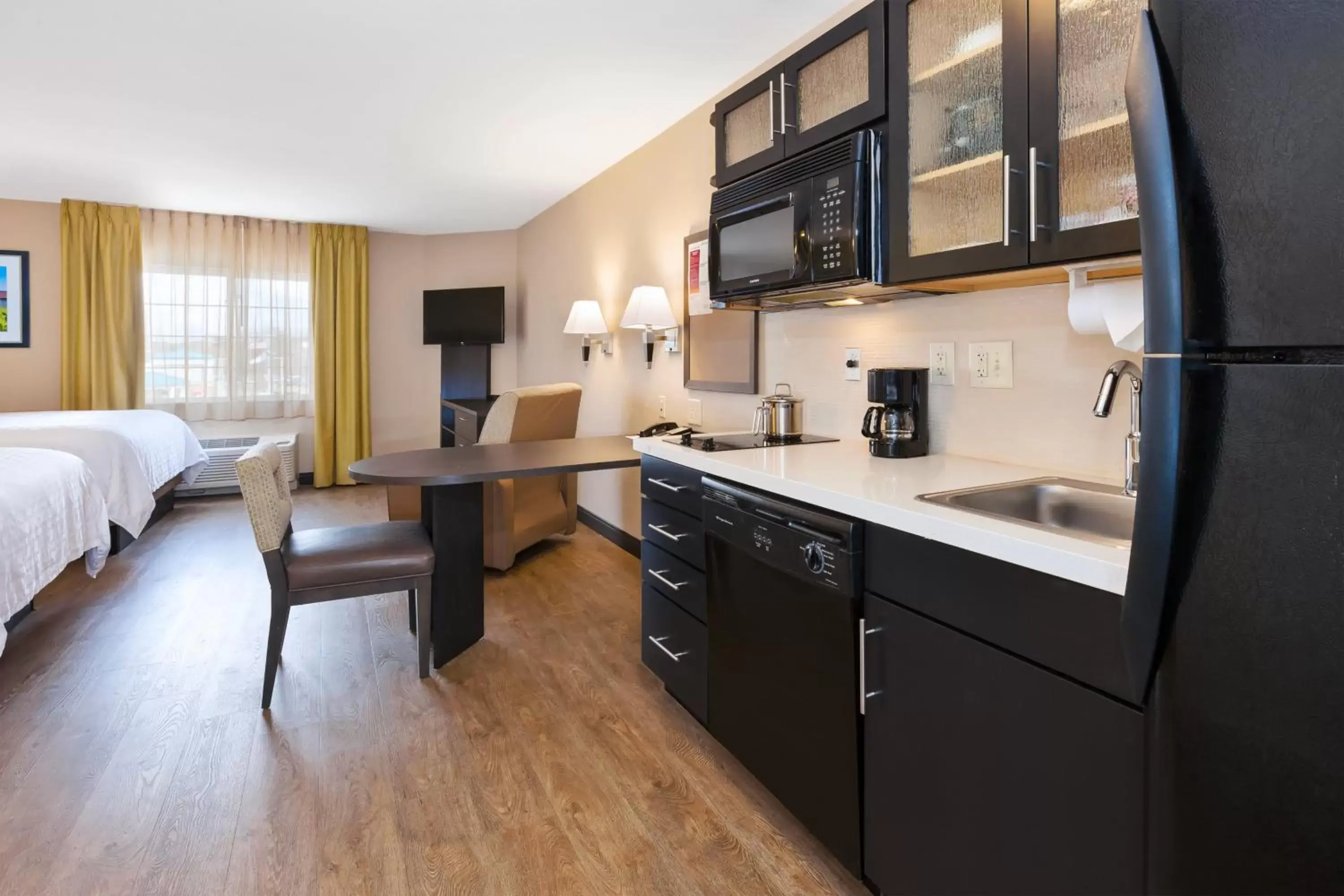 Photo of the whole room, Kitchen/Kitchenette in Candlewood Suites Rocky Mount, an IHG Hotel
