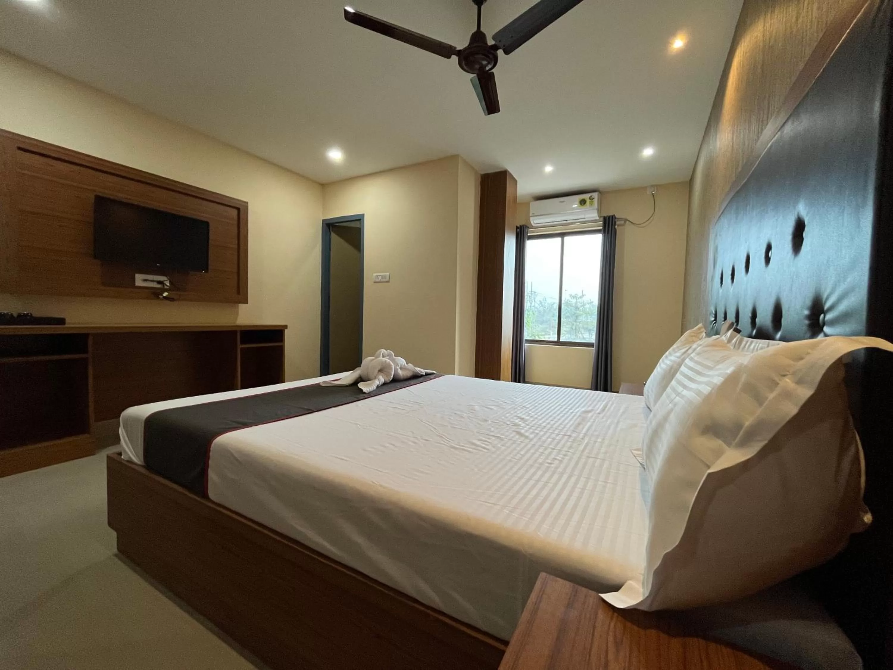 Communal lounge/ TV room, Bed in The Rhino