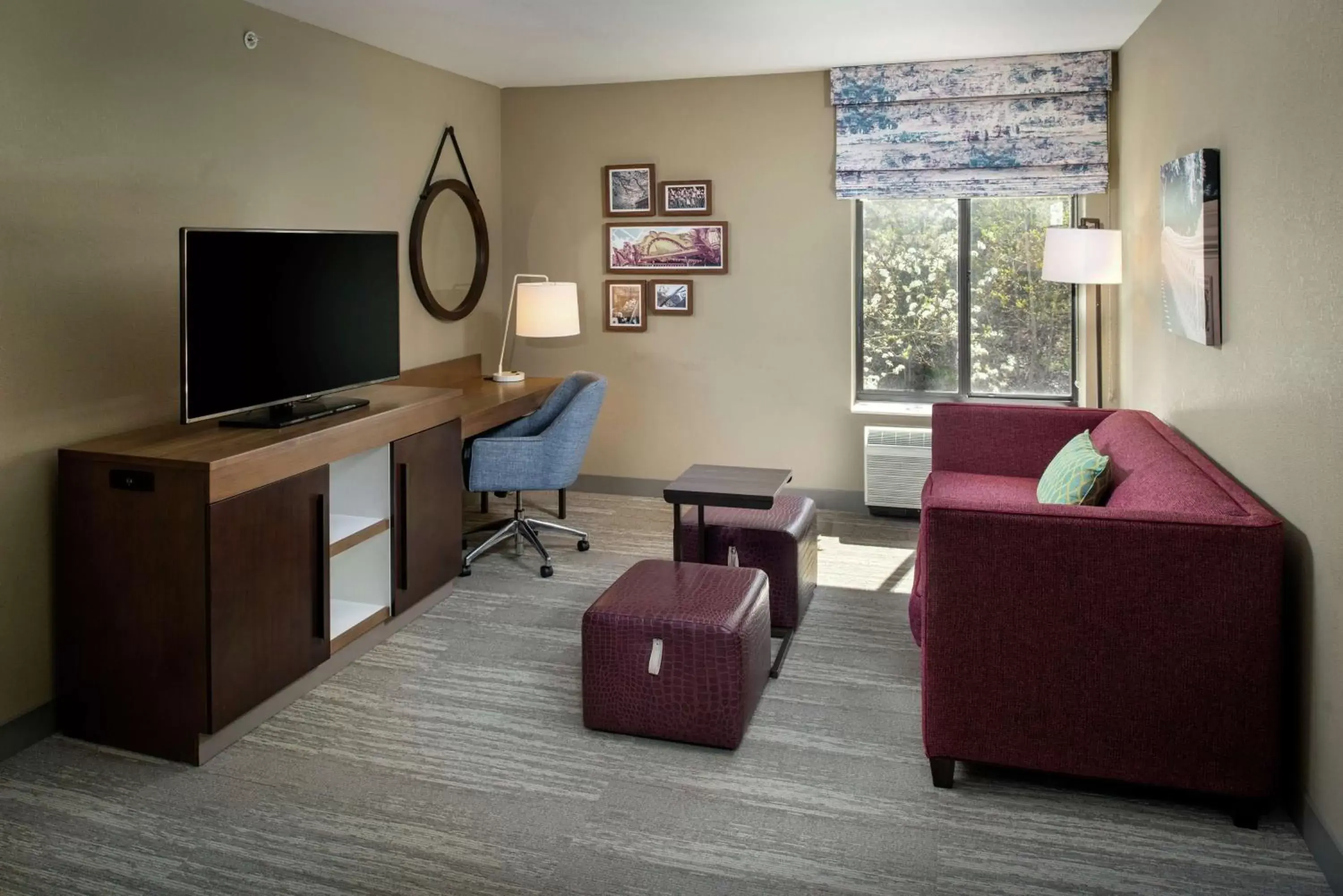 Bedroom, TV/Entertainment Center in Hampton Inn & Suites Binghamton/Vestal