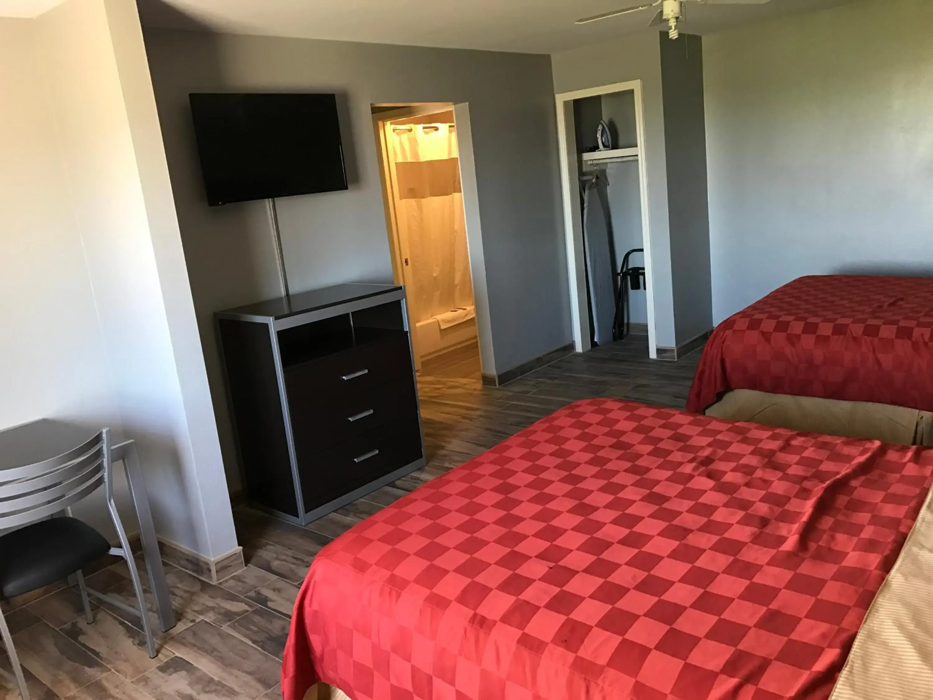 Bedroom, TV/Entertainment Center in Express Inn Weslaco/Mercedes