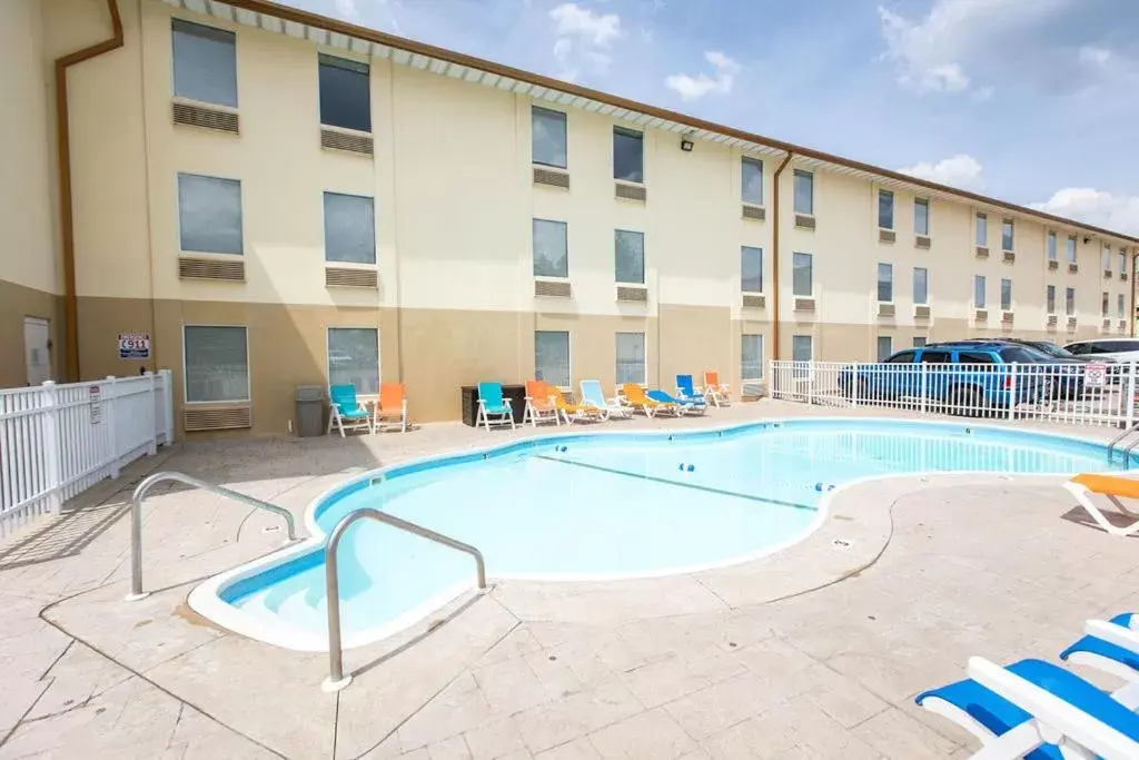 Property building, Swimming Pool in Savannah House Hotel