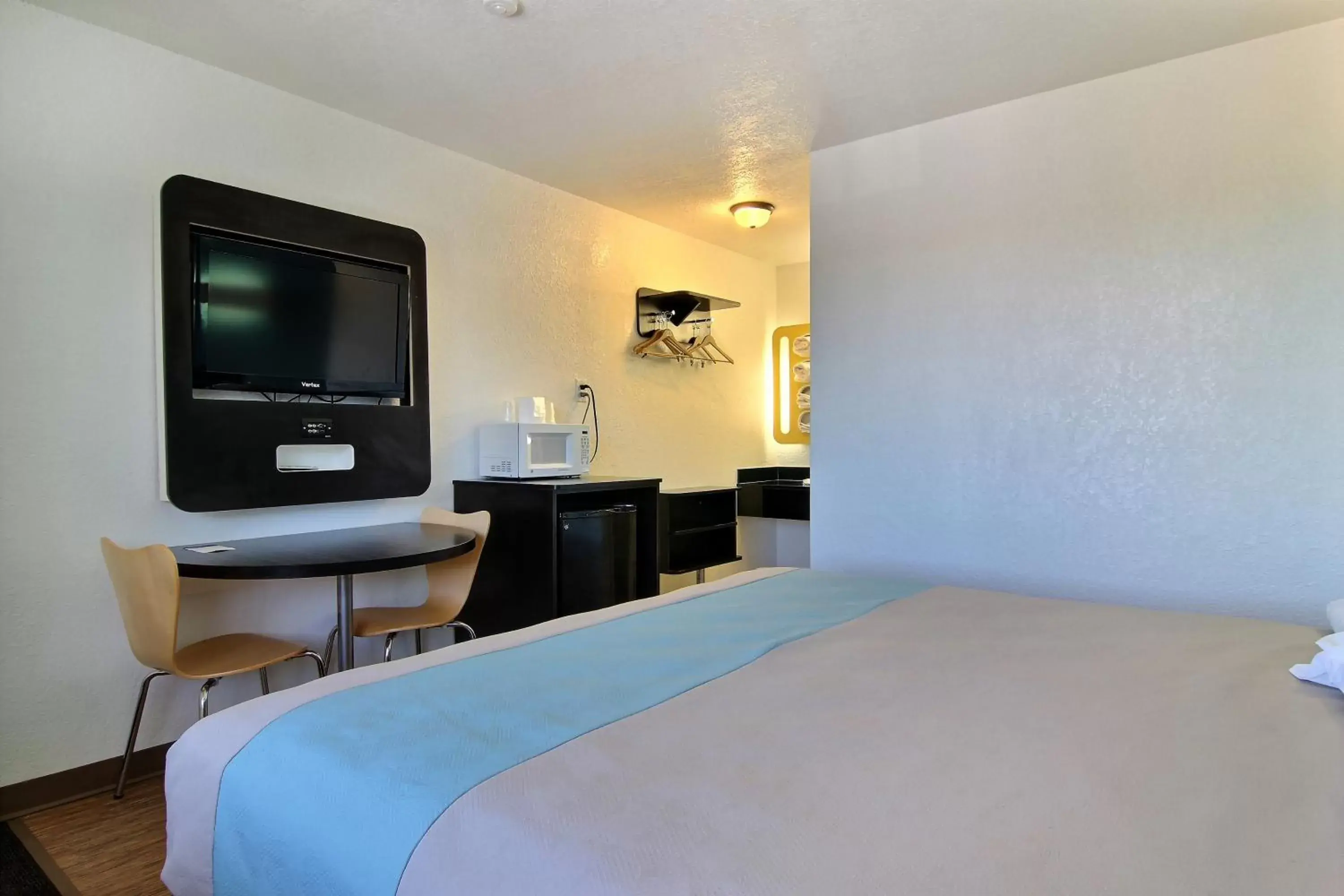 TV and multimedia, Bed in Motel 6-Carlsbad, NM