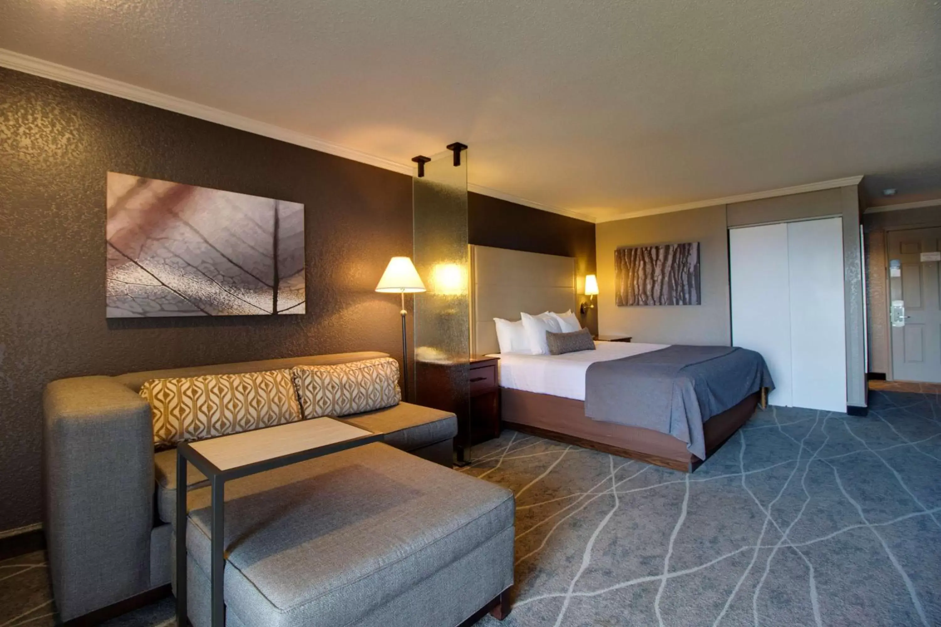 Photo of the whole room, Bed in Best Western Harbour Pointe Lakefront