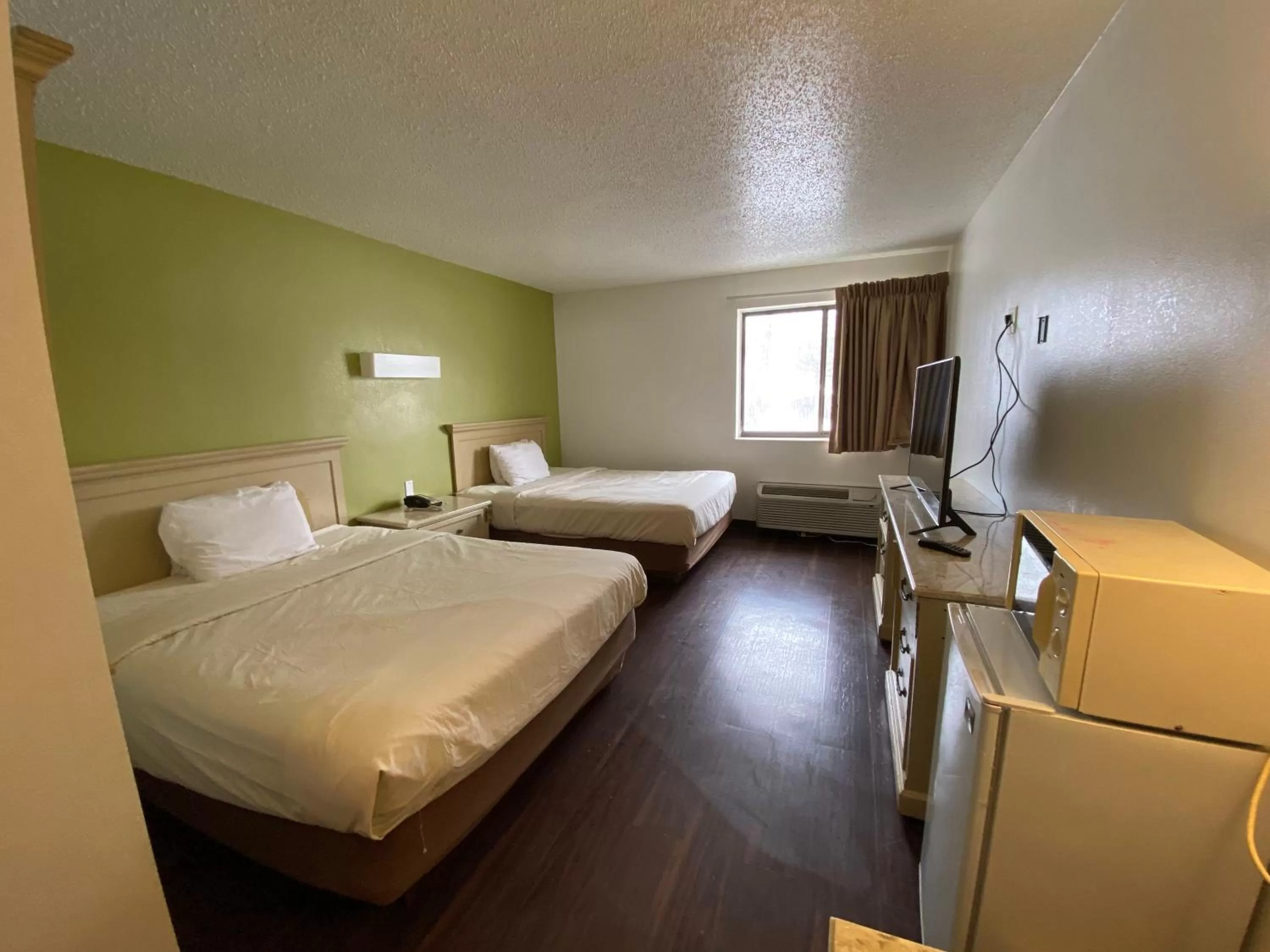 Photo of the whole room, Bed in Skylight Inn Willoughby - Cleveland Mentor