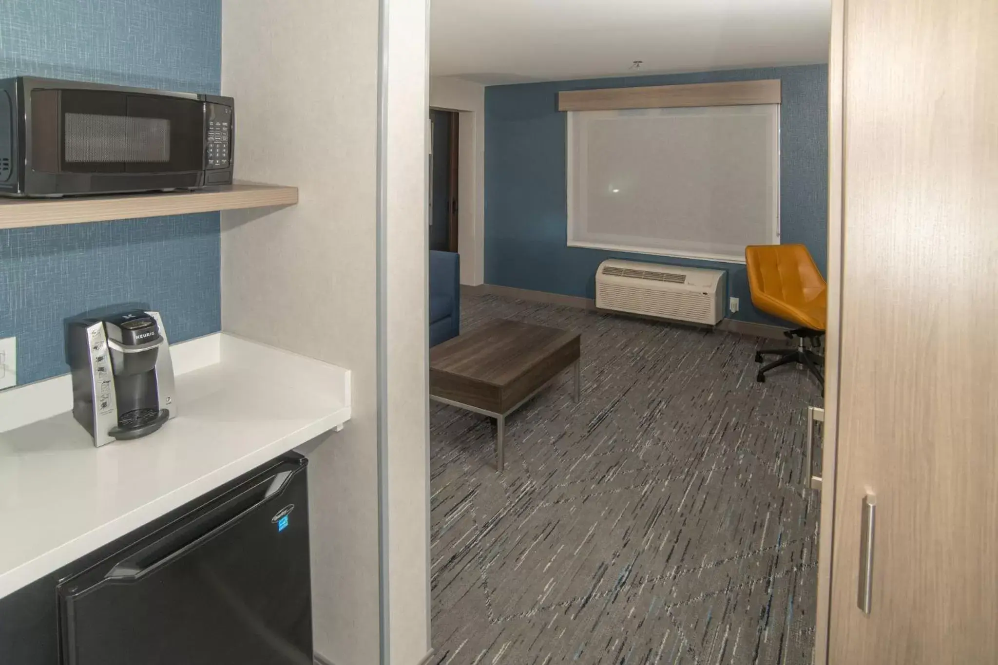 Photo of the whole room, Kitchen/Kitchenette in Holiday Inn Express & Suites - Moose Jaw, an IHG Hotel
