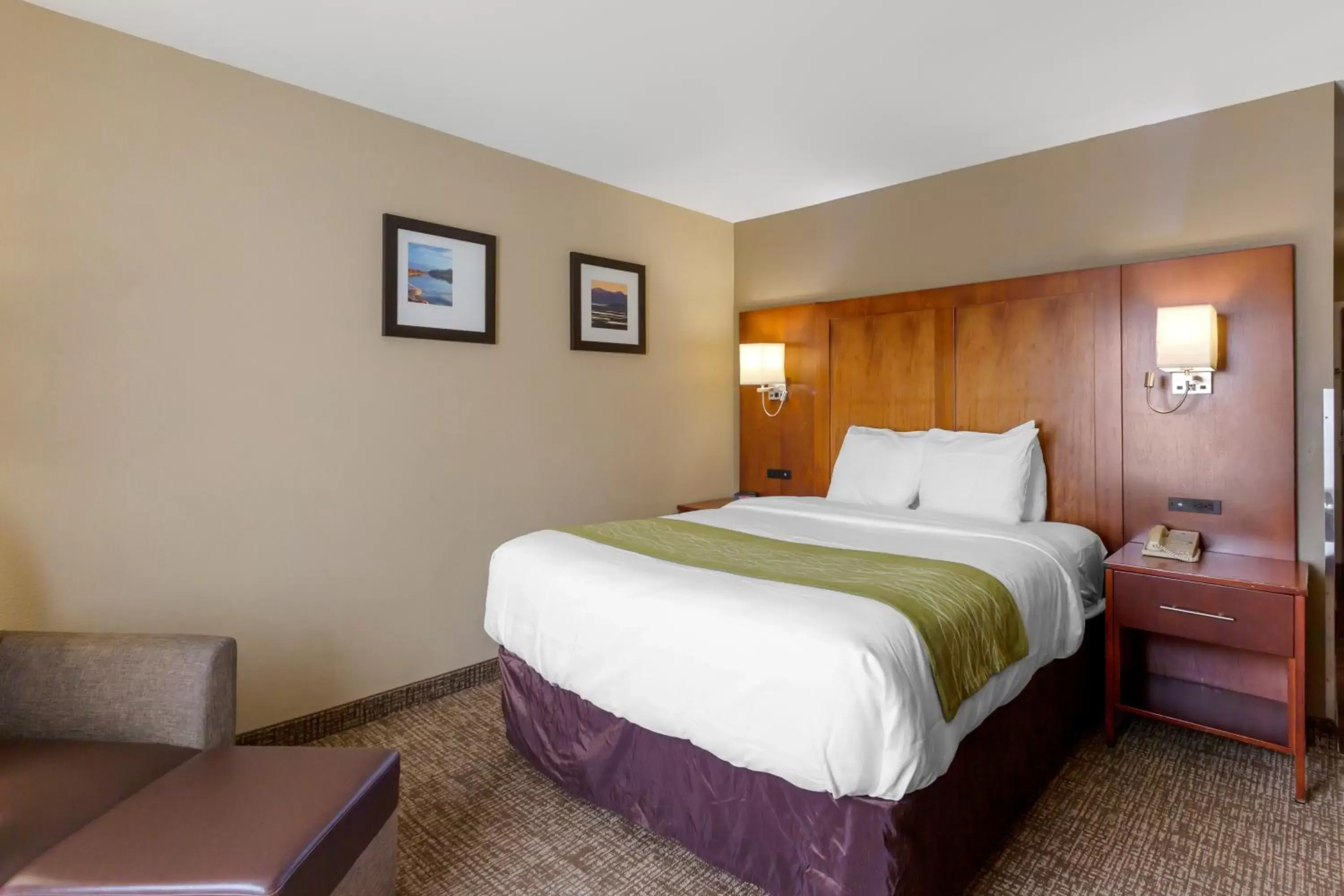 Photo of the whole room, Bed in Comfort Inn & Suites Salt Lake City/Woods Cross