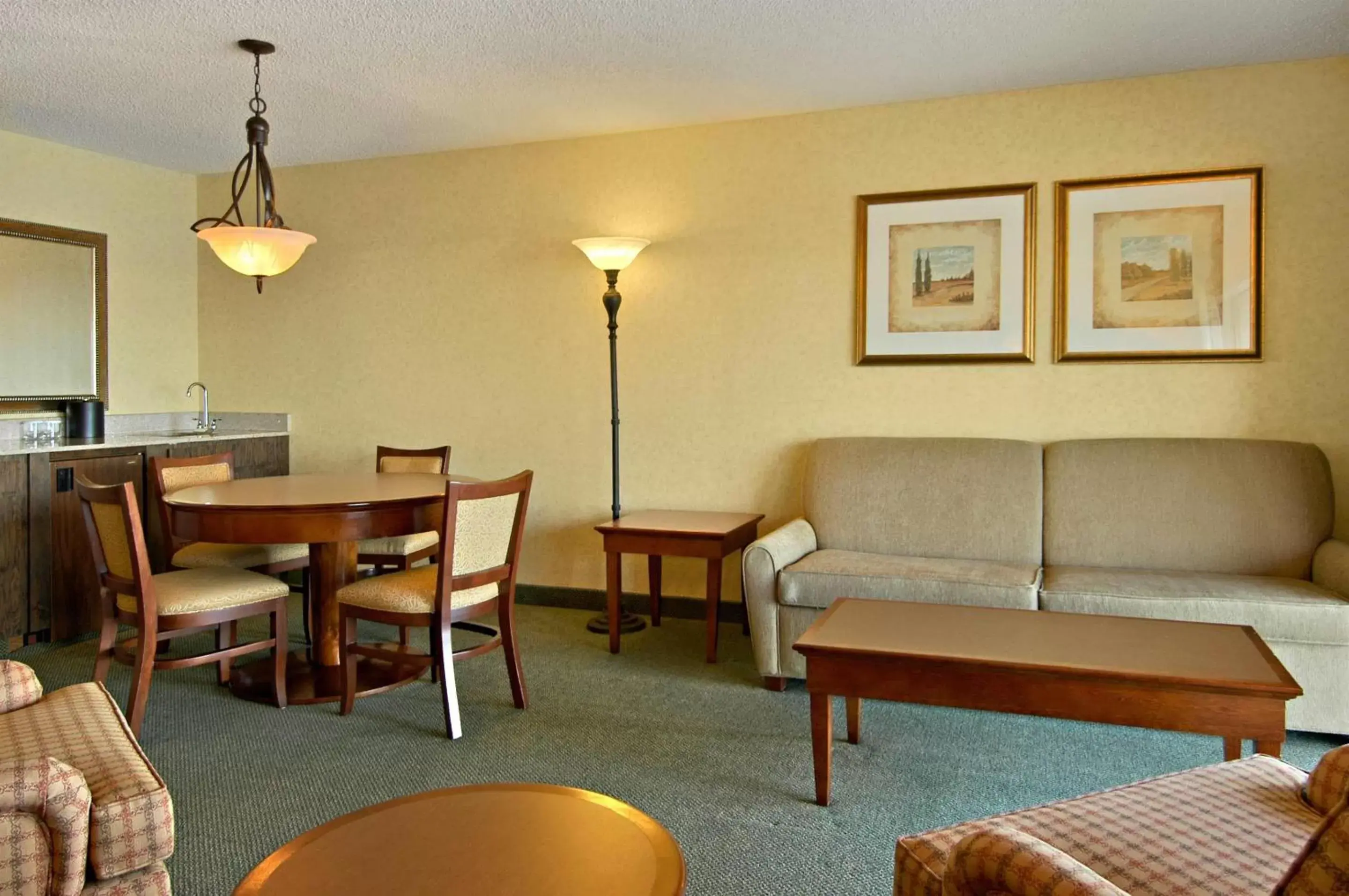 Living room, Seating Area in Red Lion Hotel Port Angeles Harbor