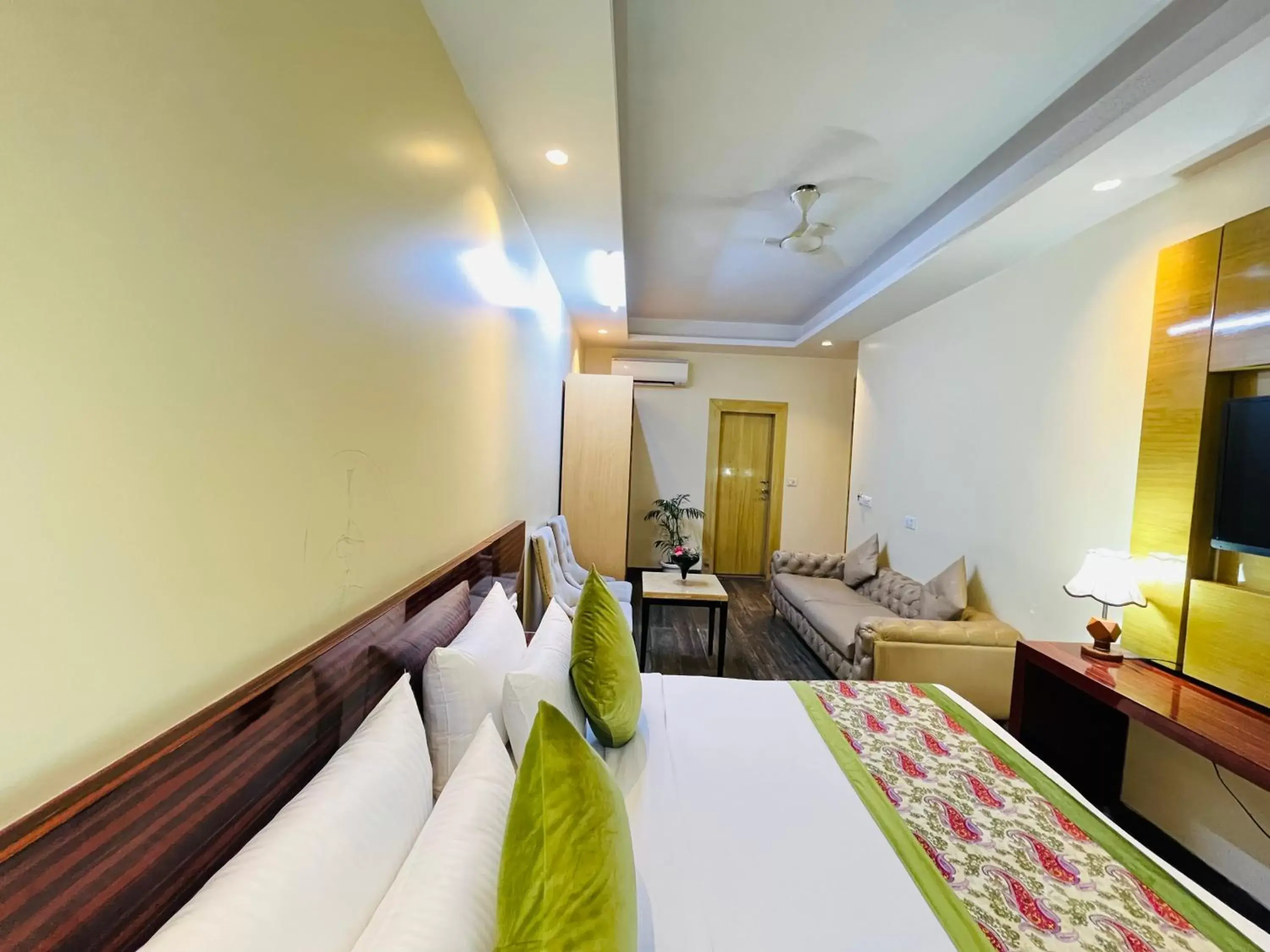 Bed in Hotel Banz - Near Delhi International Airport