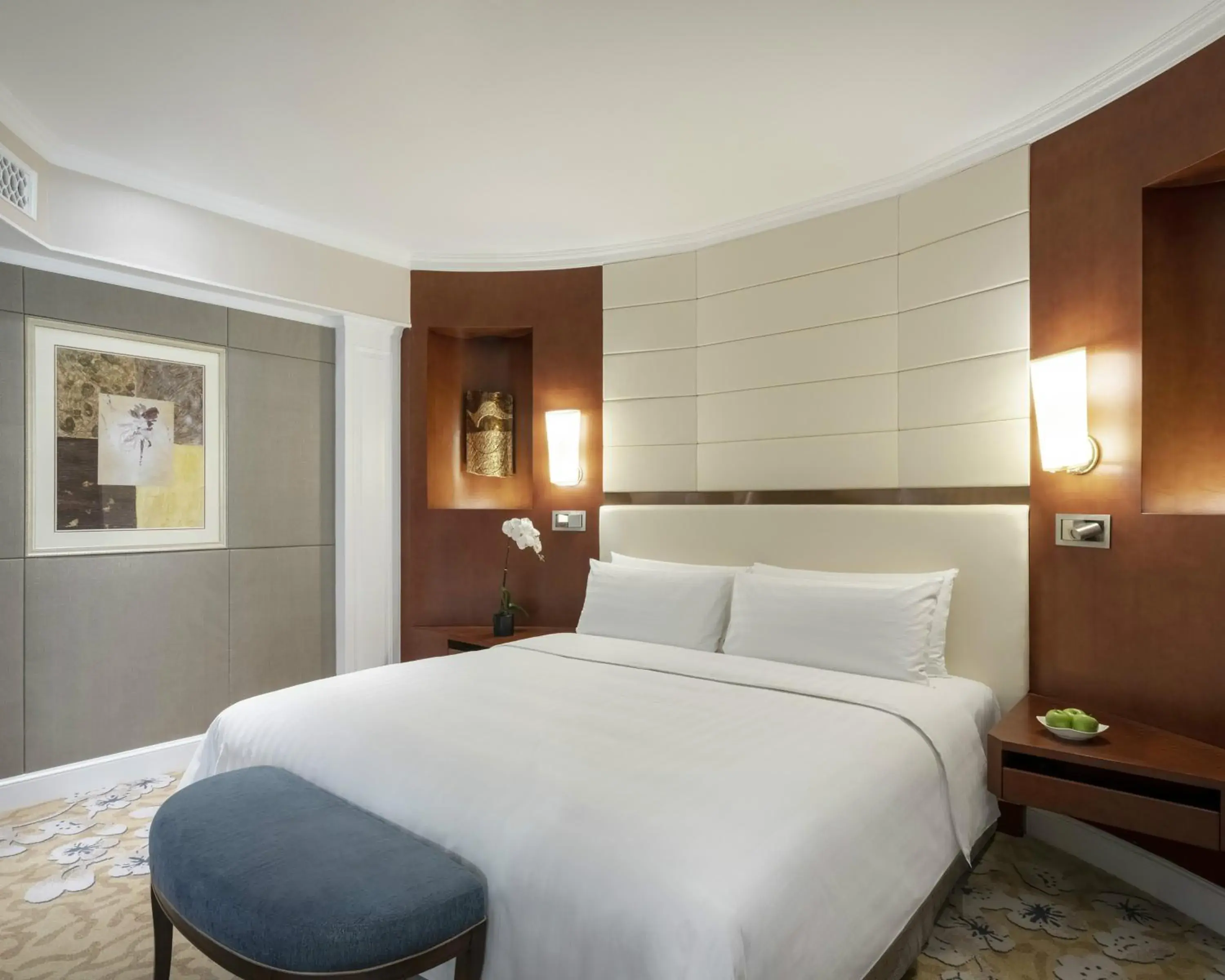 Bedroom, Bed in China World Hotel, Beijing