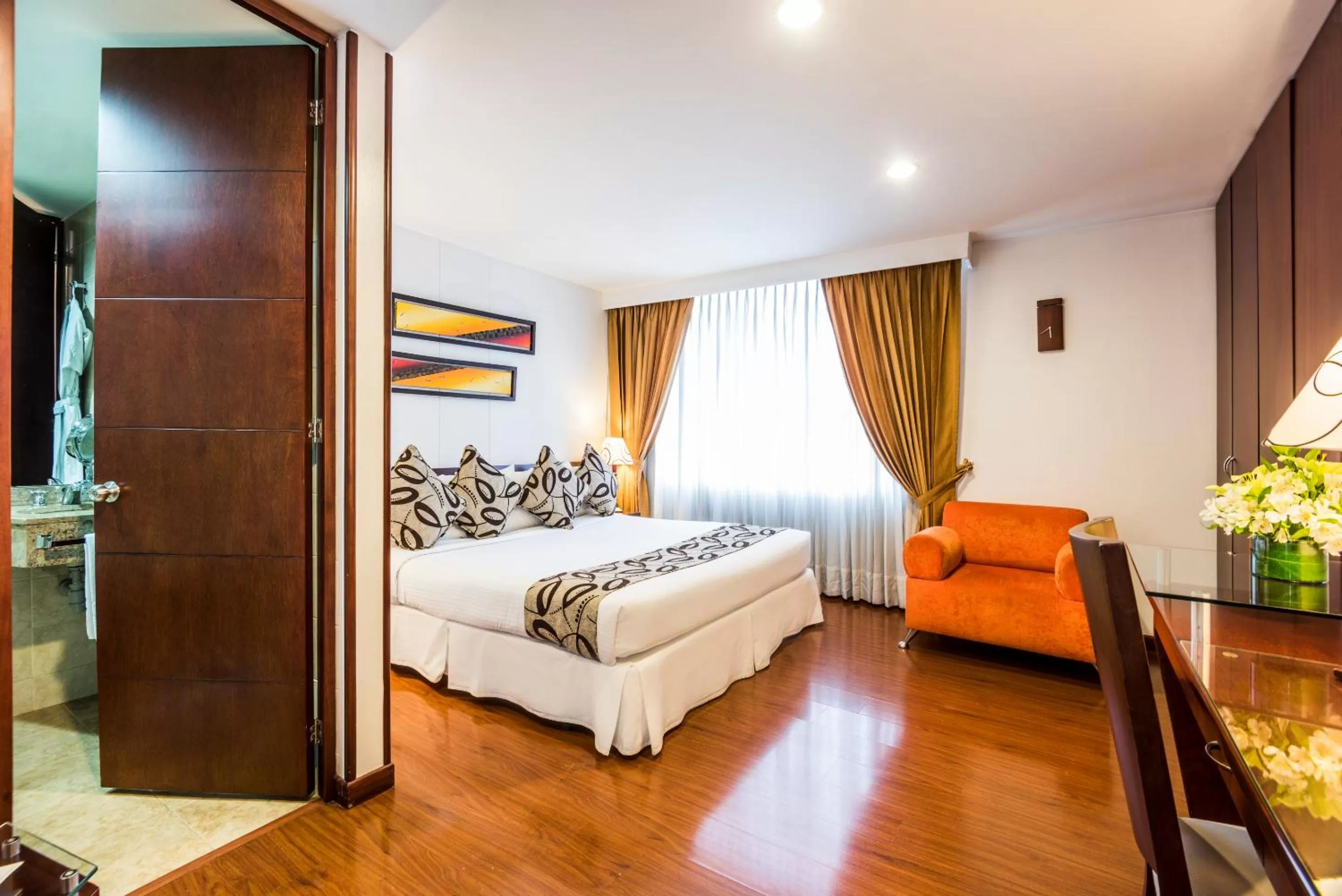 Photo of the whole room, Bed in Hotel Platinum Suite