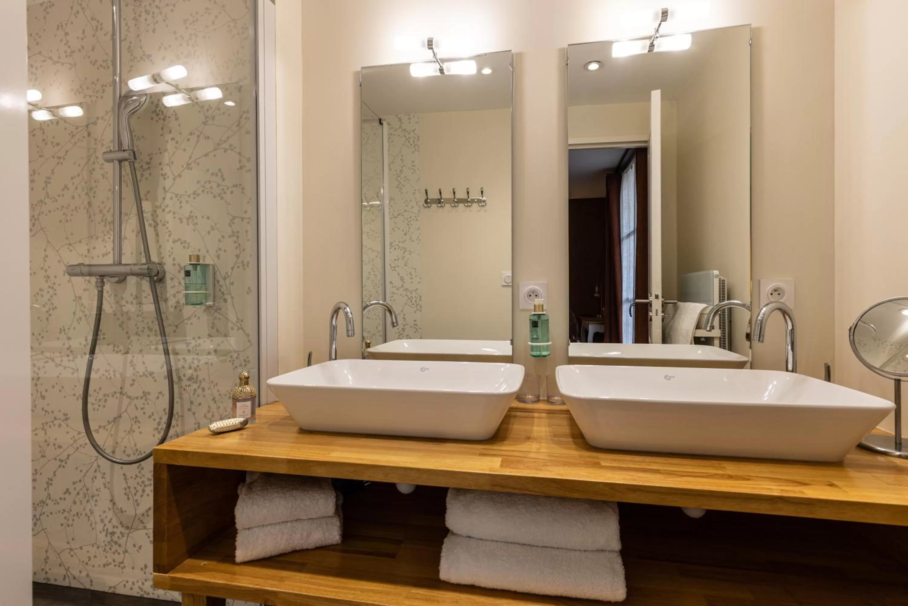 Bathroom in Hôtel-Restaurant des Augustins