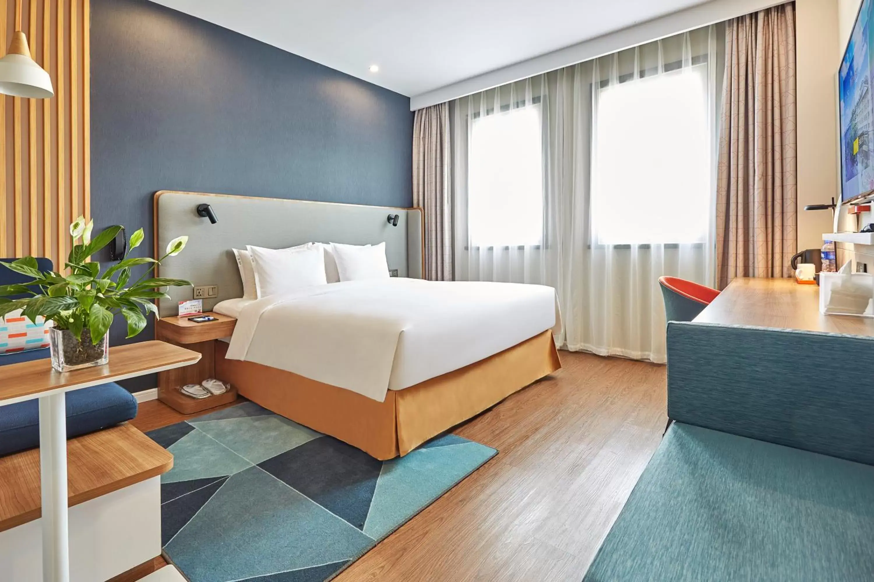 Photo of the whole room, Bed in Holiday Inn Express Nanjing Xuanwu Lake, an IHG Hotel