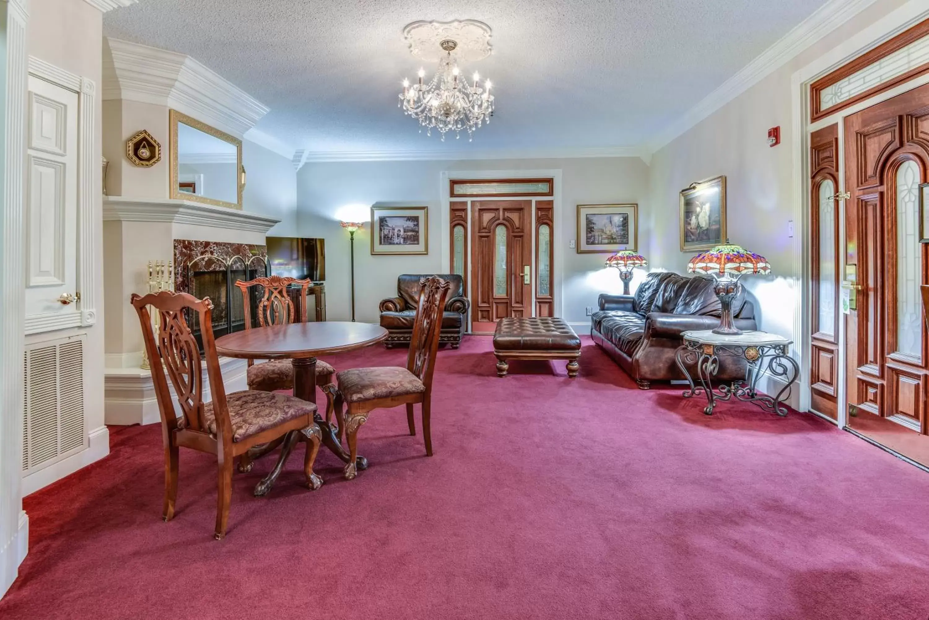 Living room, Seating Area in Plaza Suites Downtown New Orleans