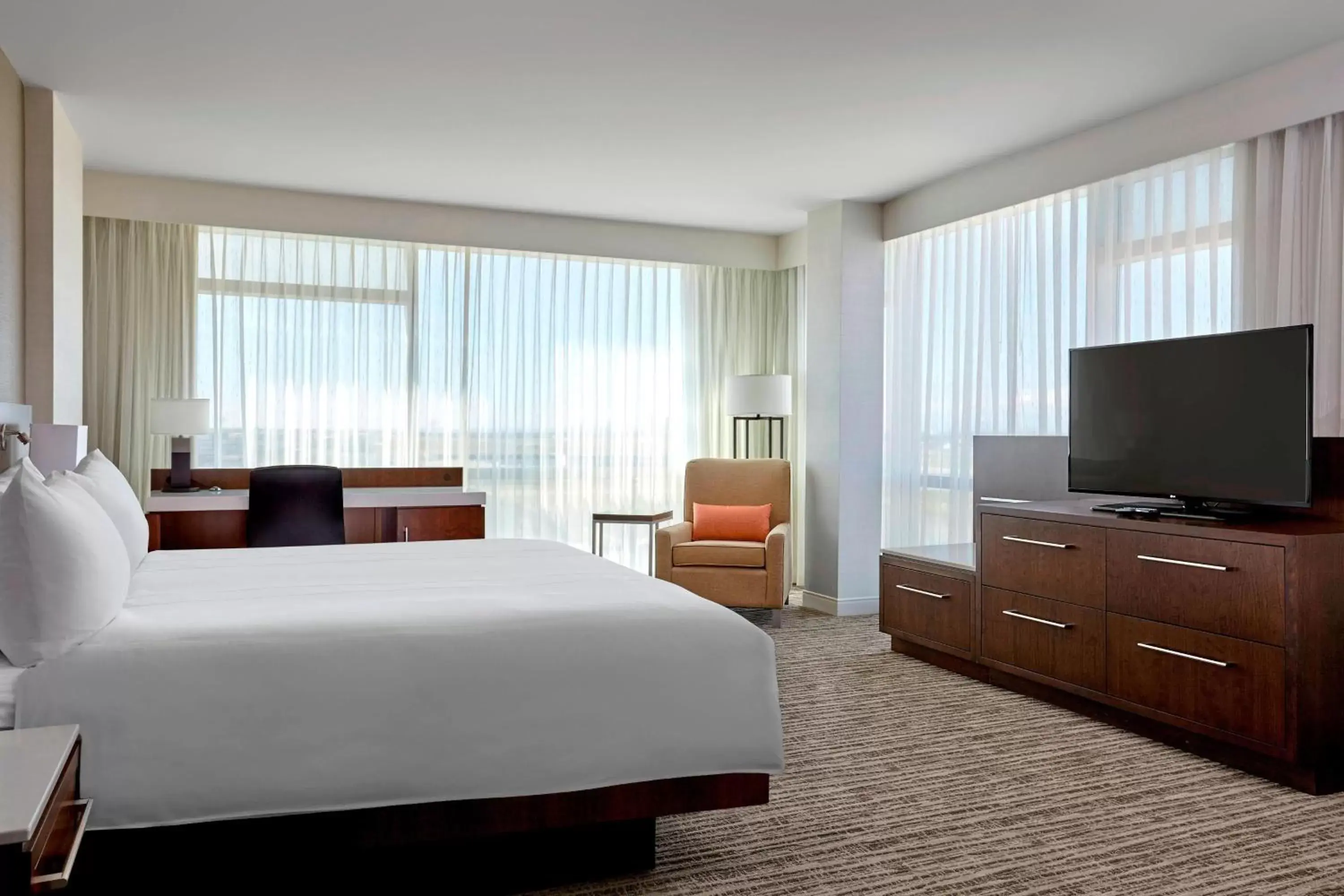 Photo of the whole room, Bed in Calgary Airport Marriott In-Terminal Hotel