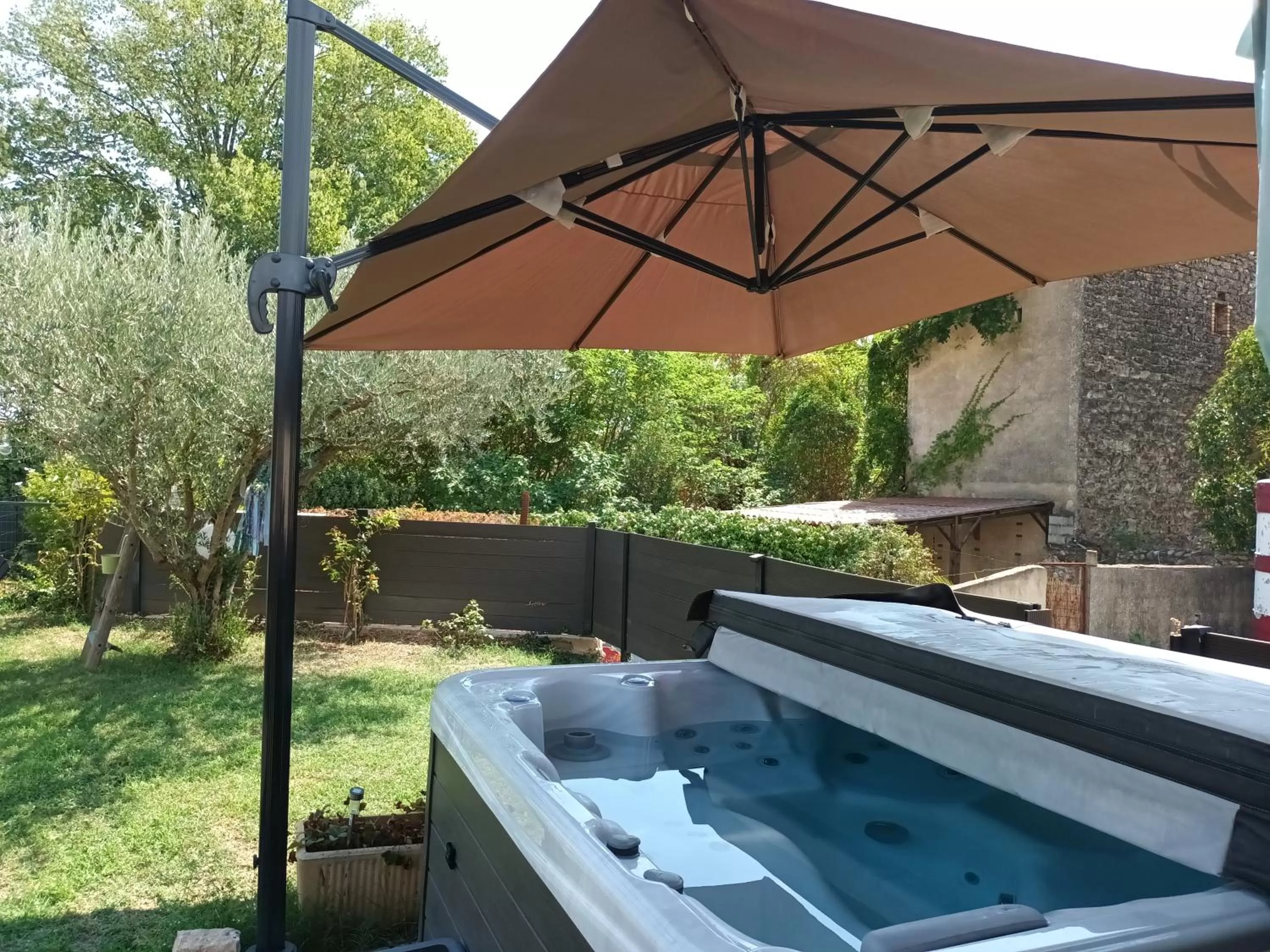 Hot Tub, Swimming Pool in A l'Ombre des Amandiers Chambres d'hôtes