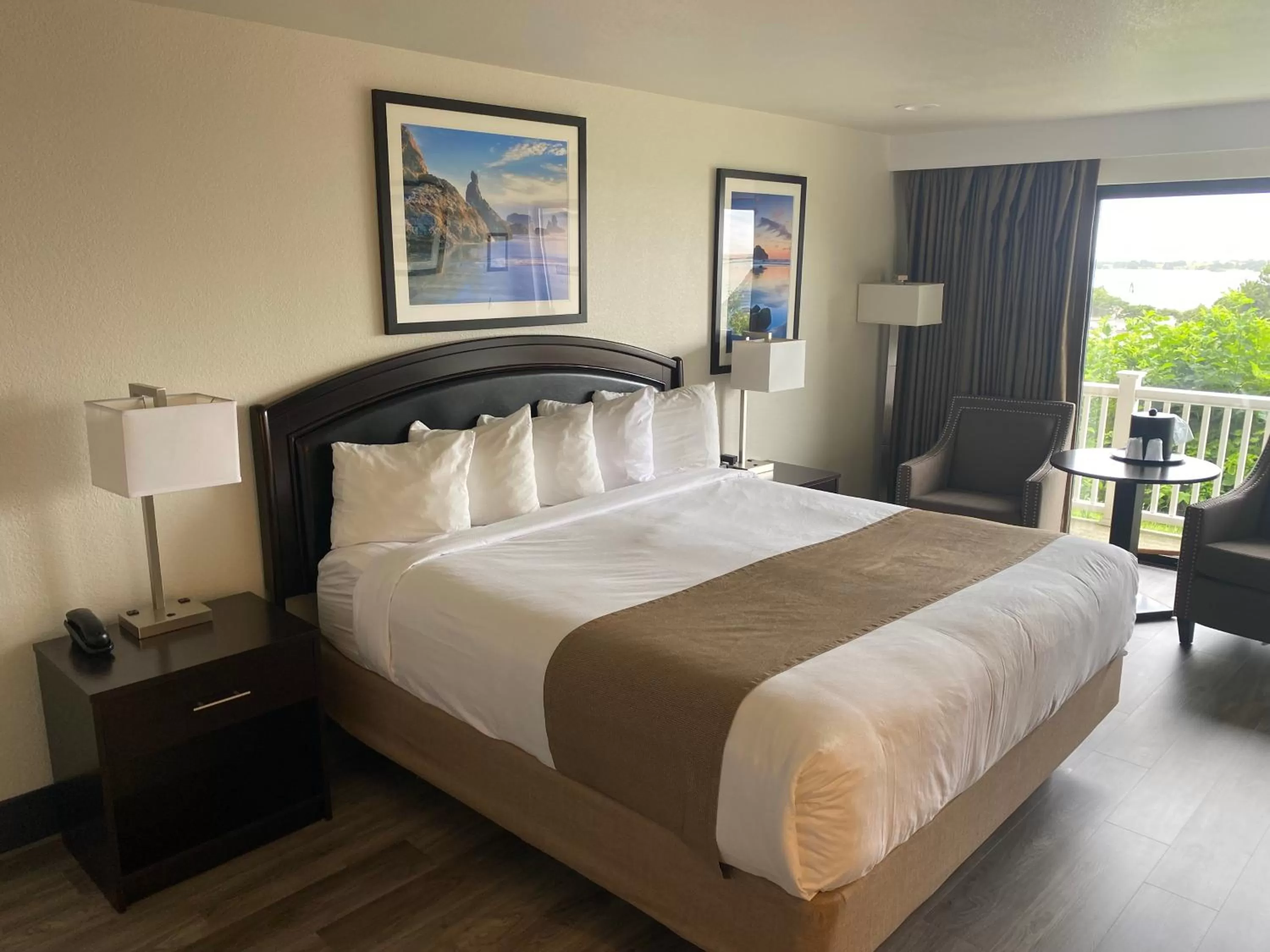 Photo of the whole room, Bed in Bandon Inn