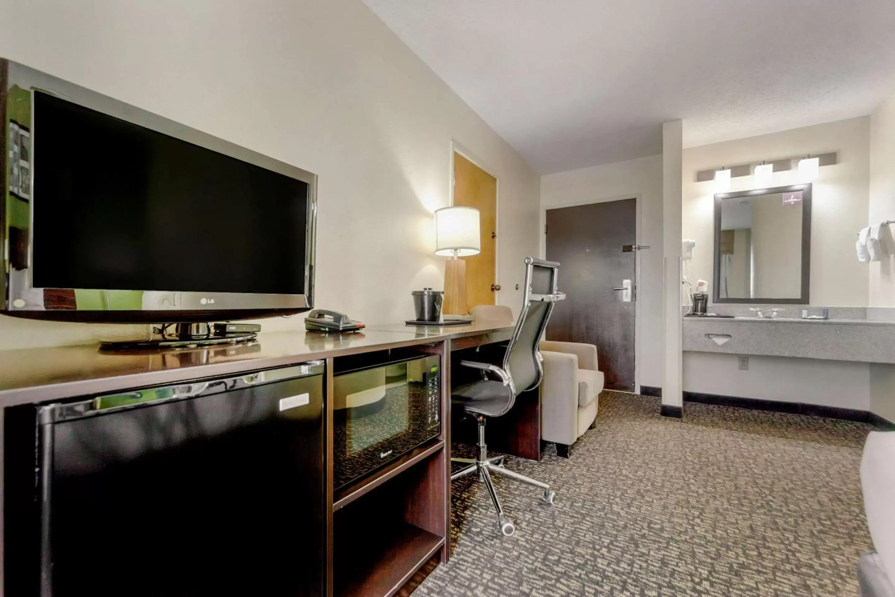 Photo of the whole room, TV/Entertainment Center in Sleep Inn & Suites Omaha Airport