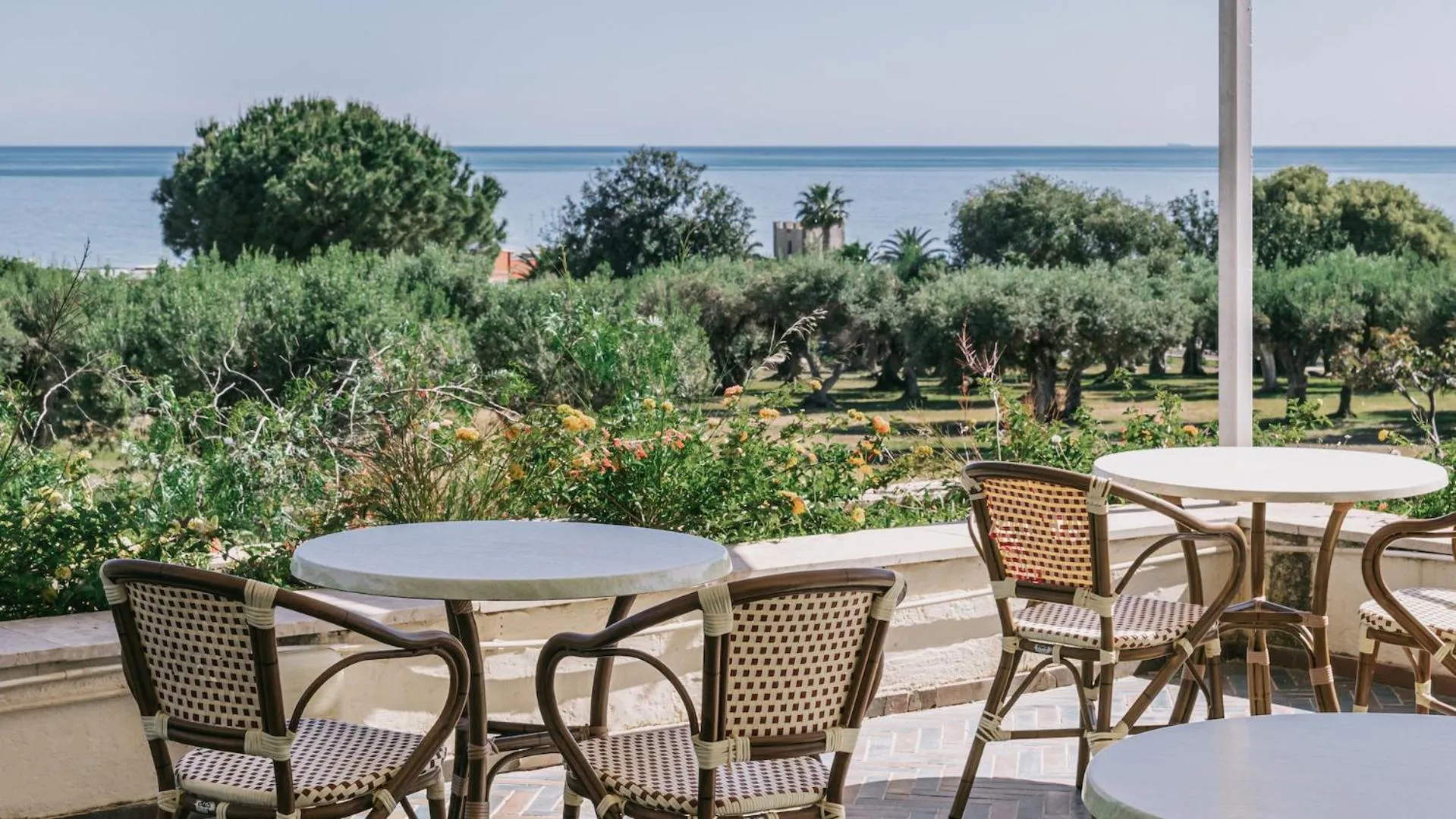 Restaurant/places to eat in MClub Alicudi