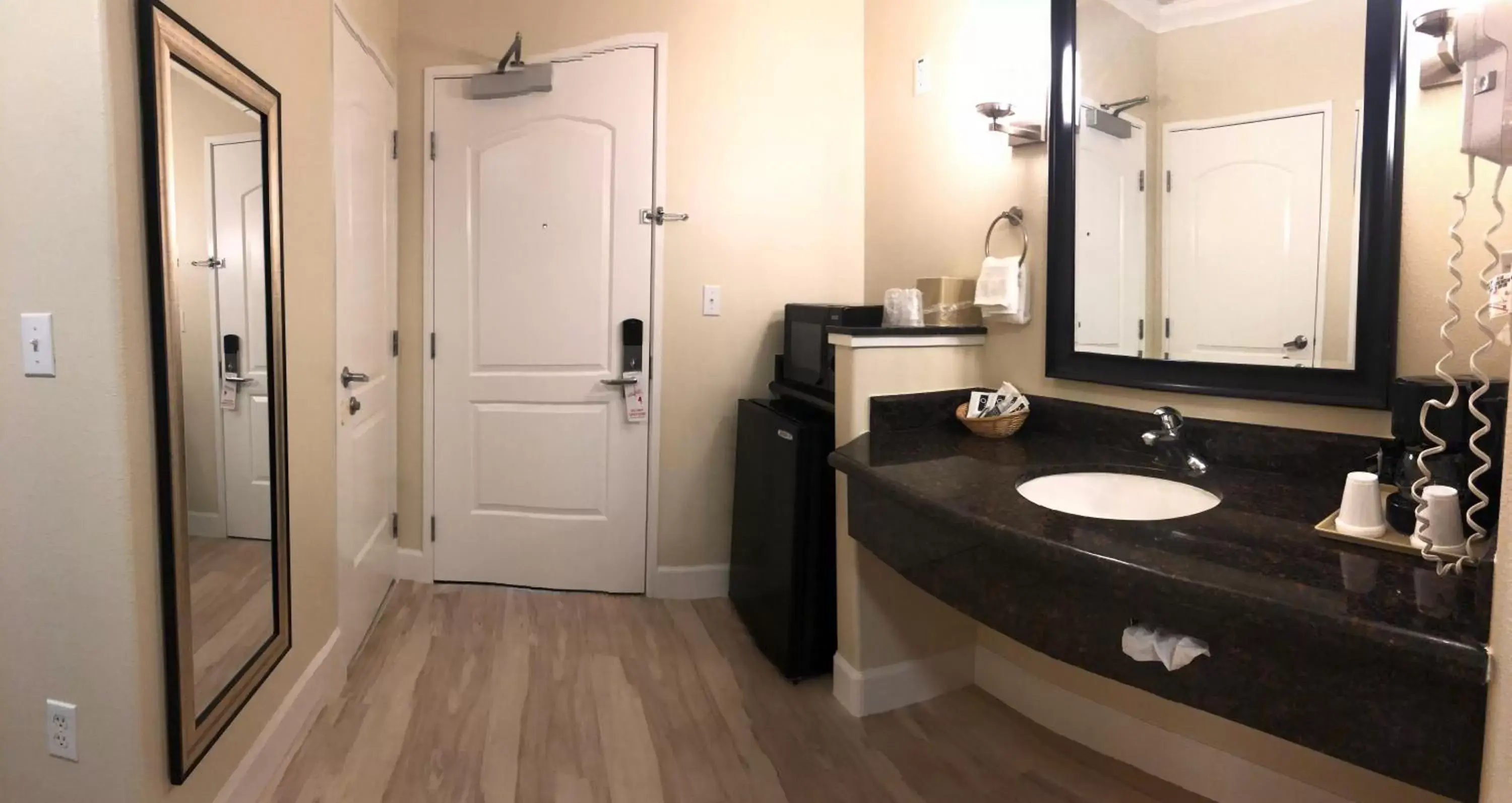 Bathroom in Gateway Inn and Suites San Francisco SFO Airport