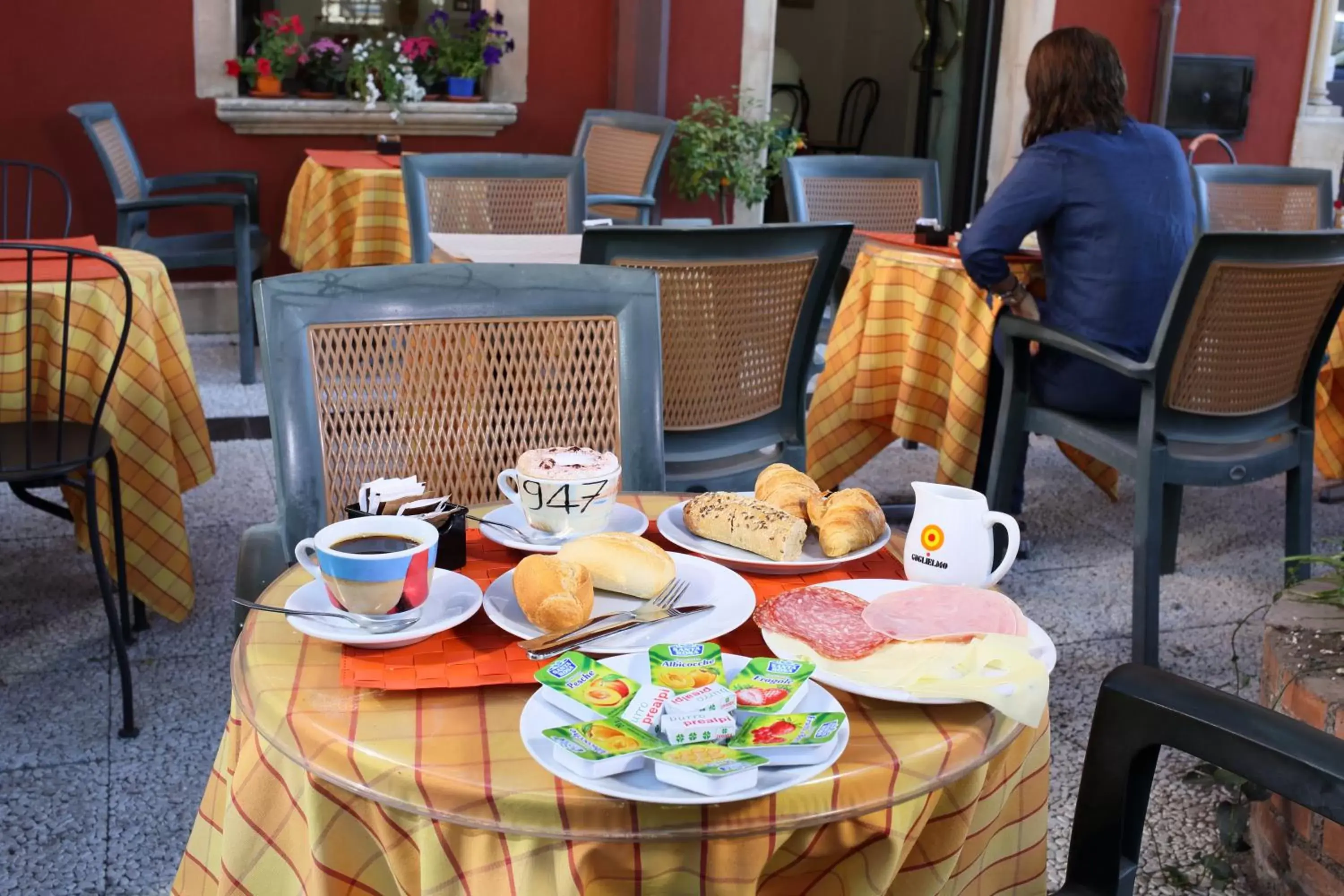 Breakfast in Villa Astoria
