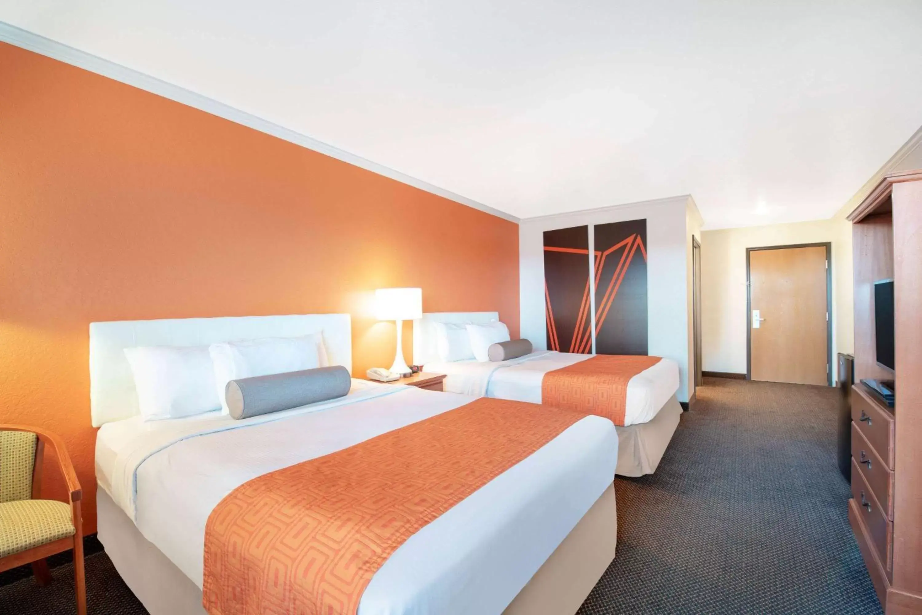Photo of the whole room, Bed in Howard Johnson by Wyndham Oacoma Hotel & Suites