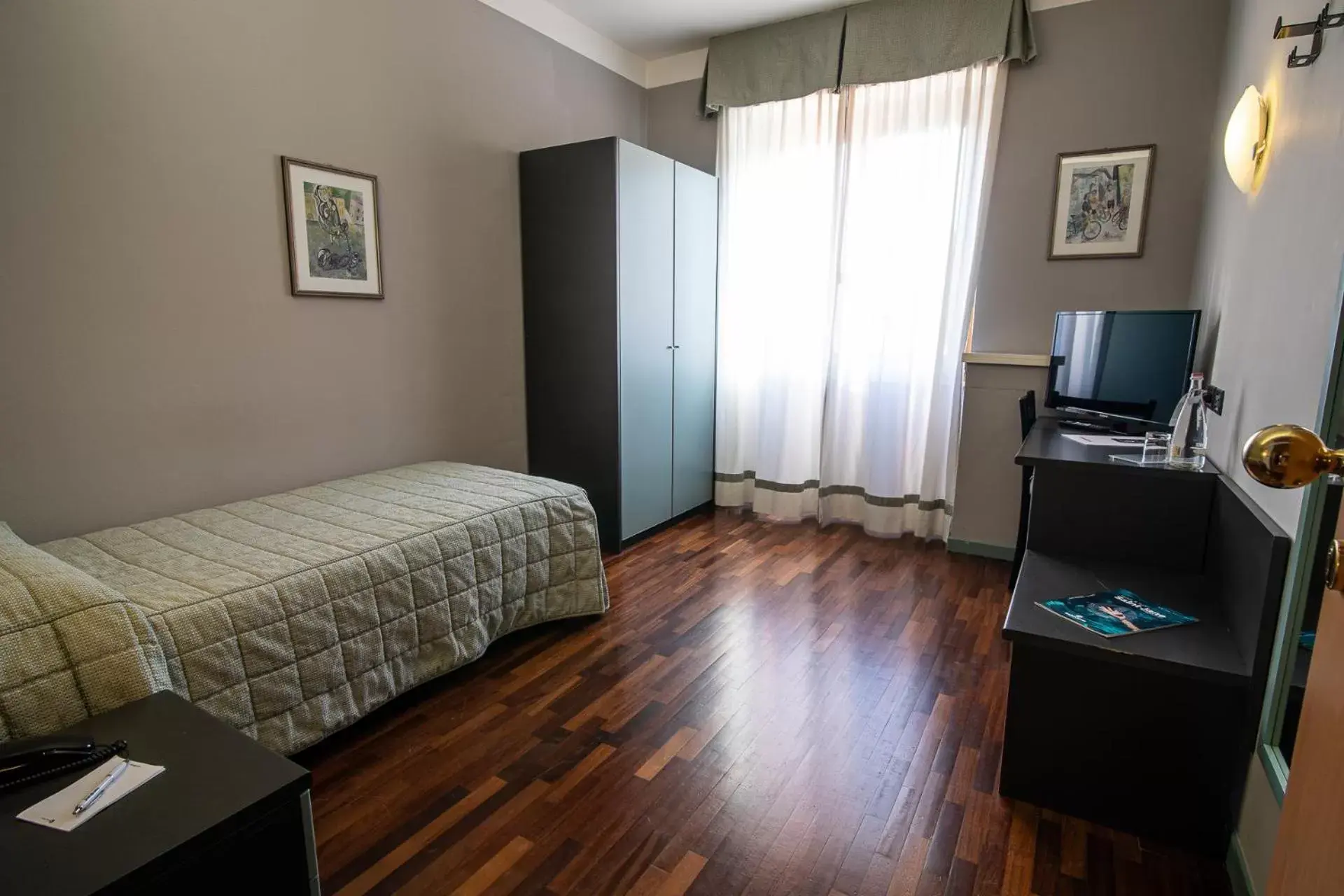 Bedroom, TV/Entertainment Center in Hotel Vittoria