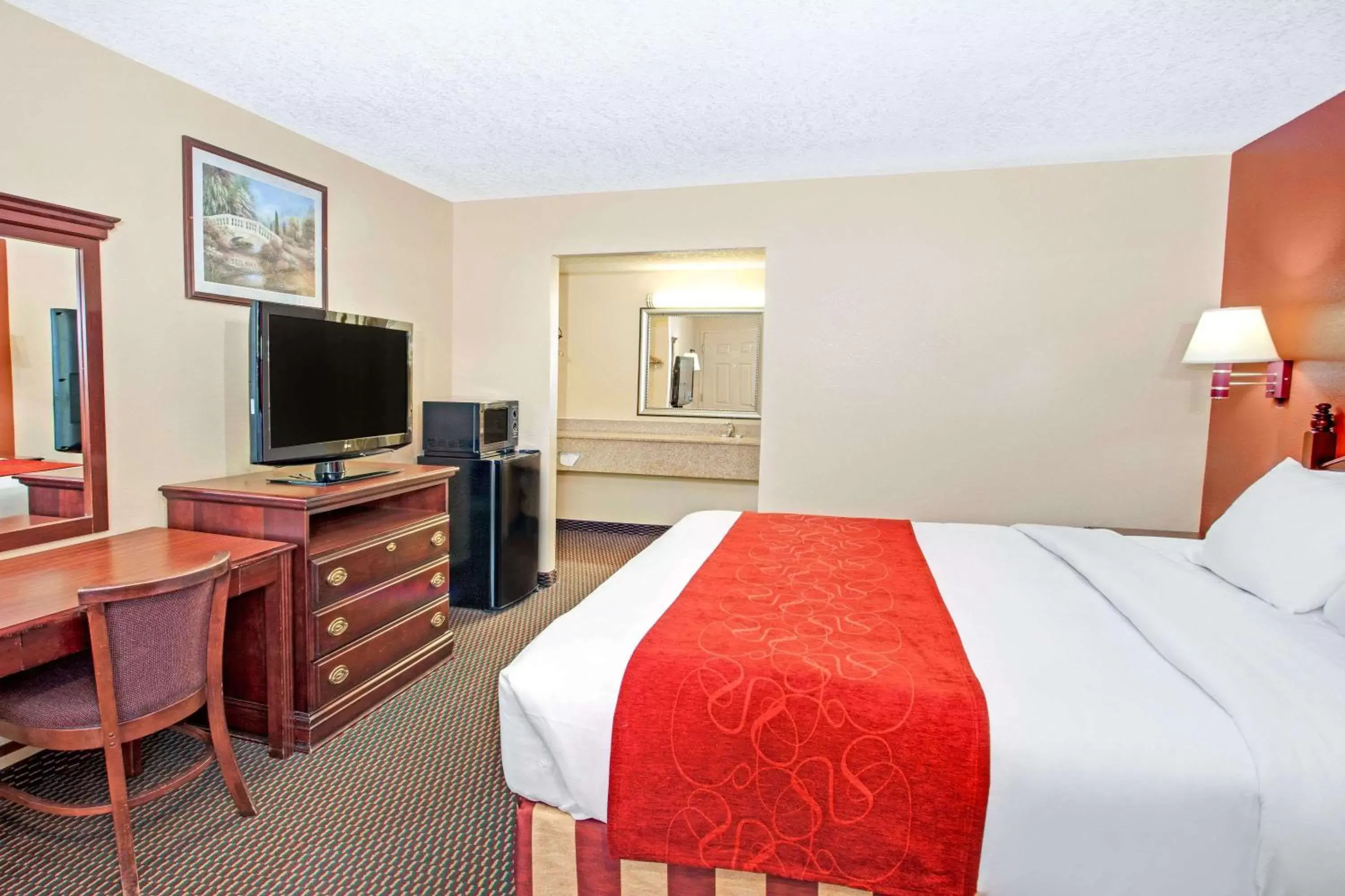 Photo of the whole room, Bed in Days Inn by Wyndham Canton