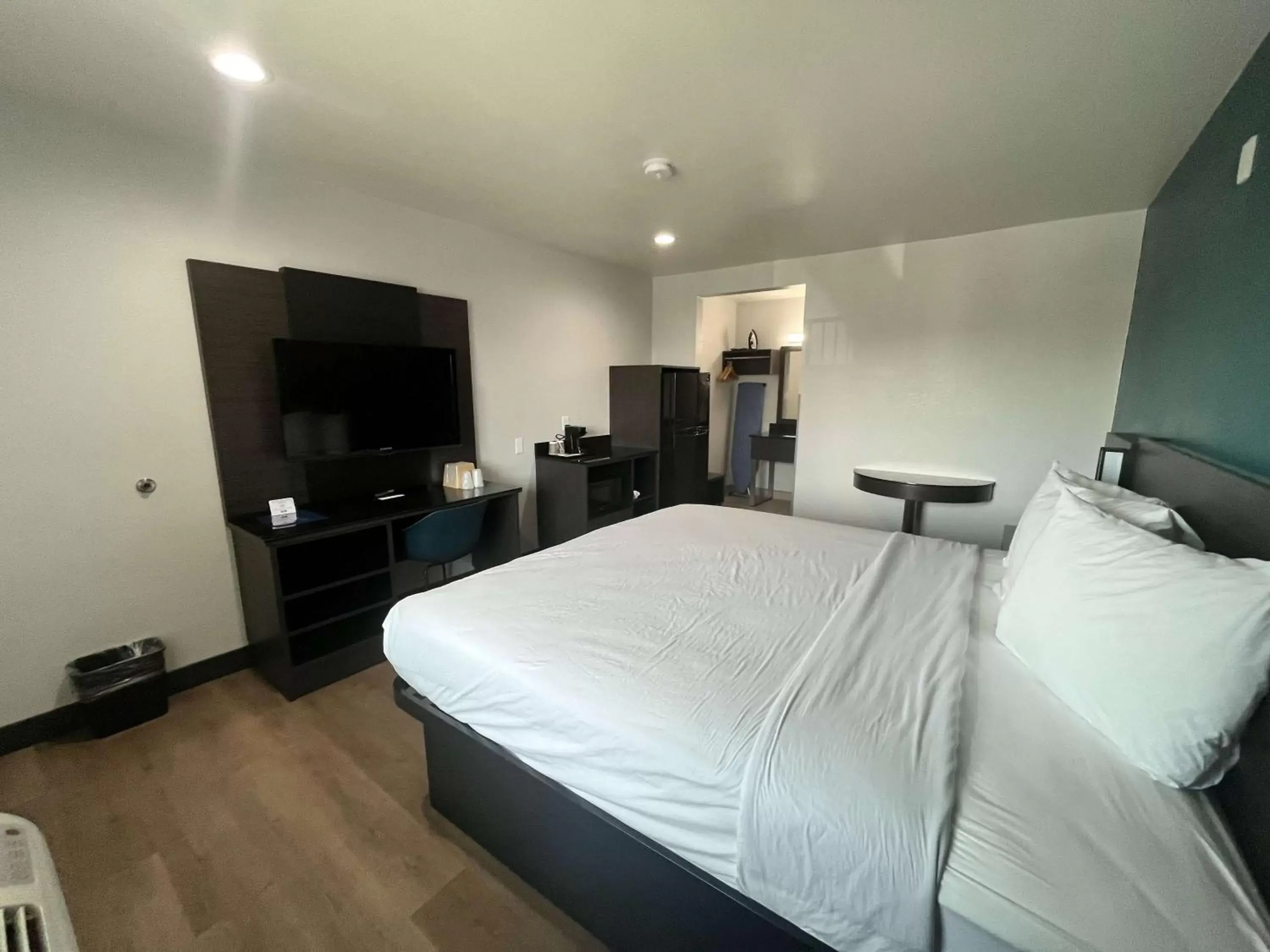 Photo of the whole room, Bed in Studio 6 Suites Escondido CA