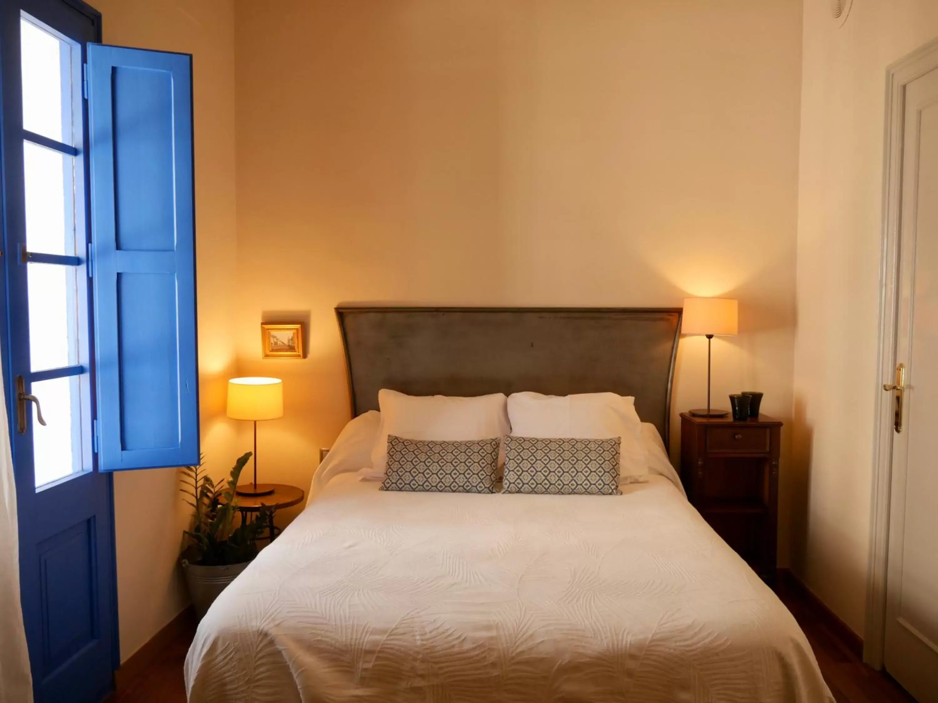 Bed in Hostal de la Plaça - Hotel Boutique