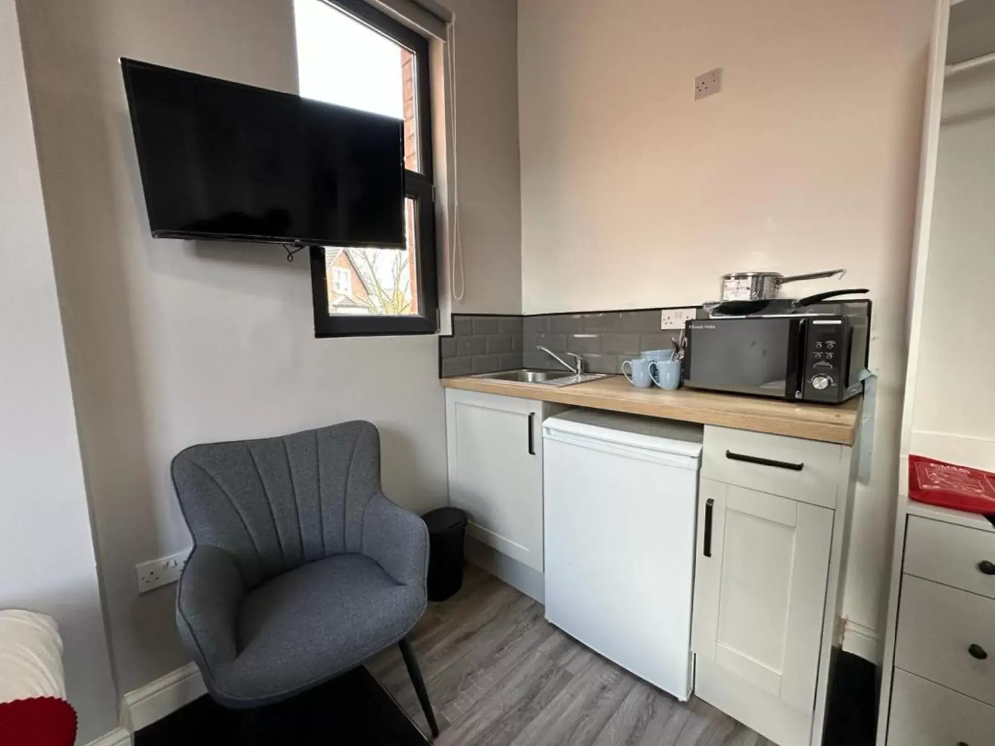 TV/Entertainment Center in The Fishpond - Premier Nottingham Studios