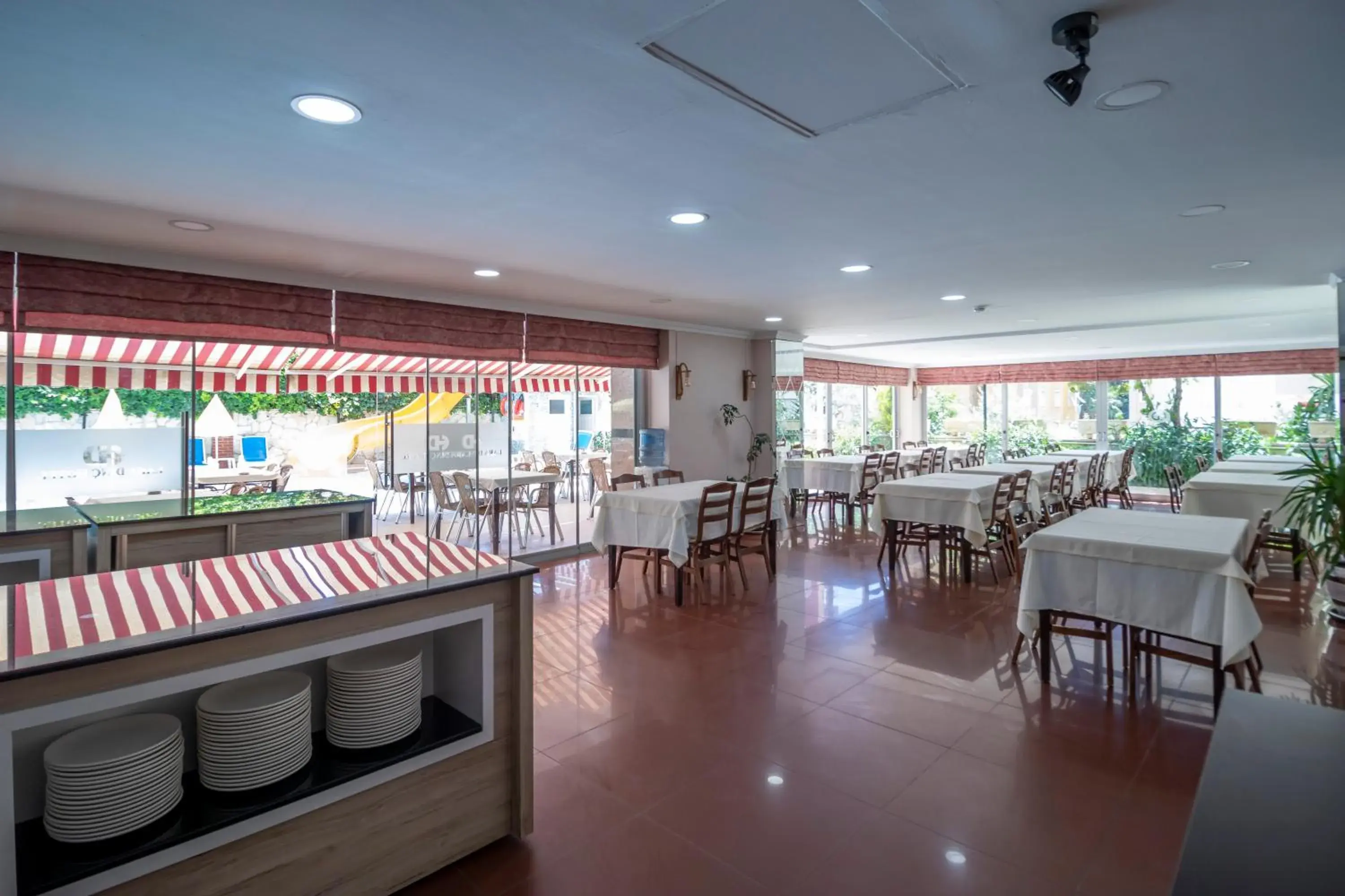 Restaurant/Places to Eat in Lara Dinc Hotel