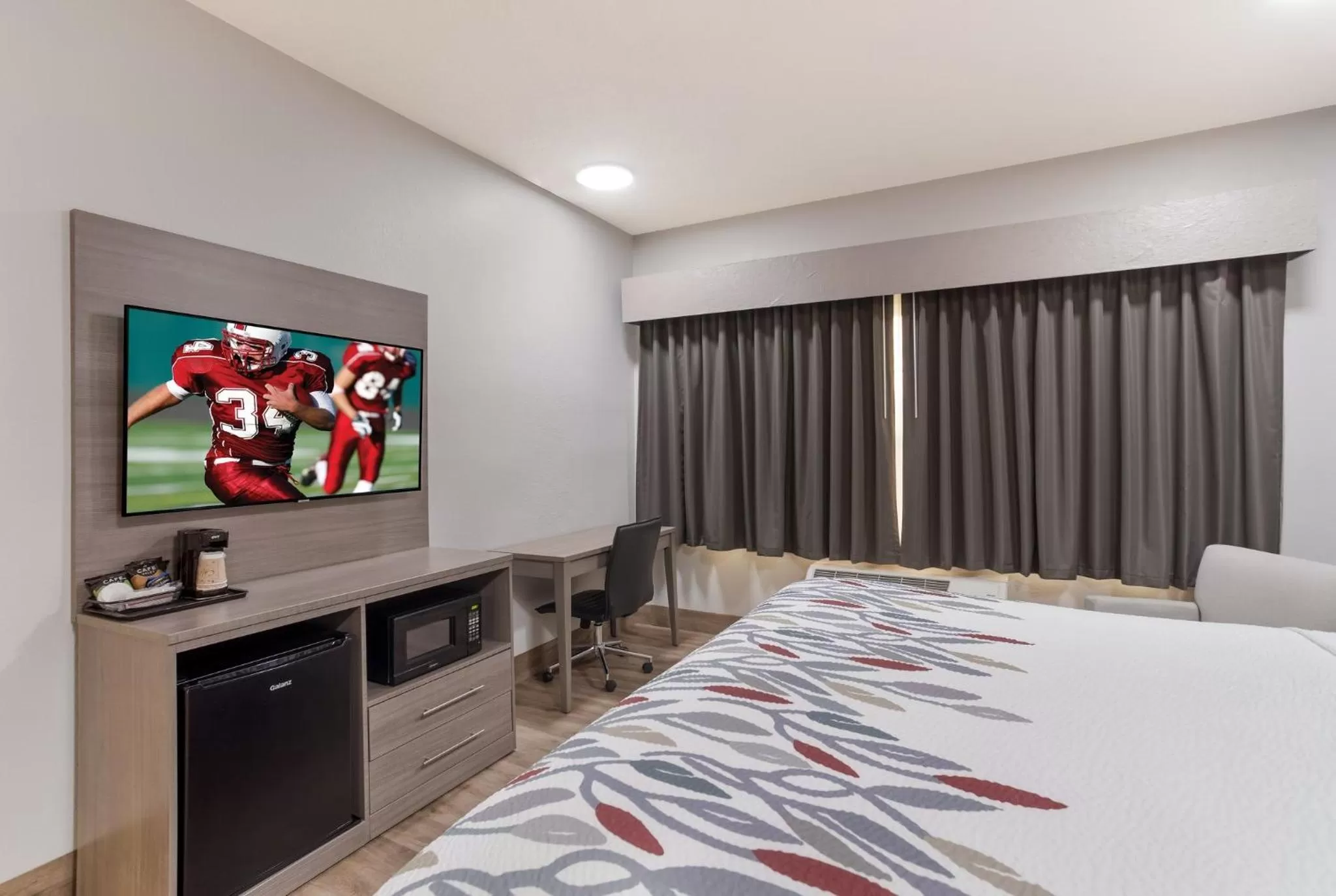 Photo of the whole room, Bed in Red Roof Inn & Suites Corbin