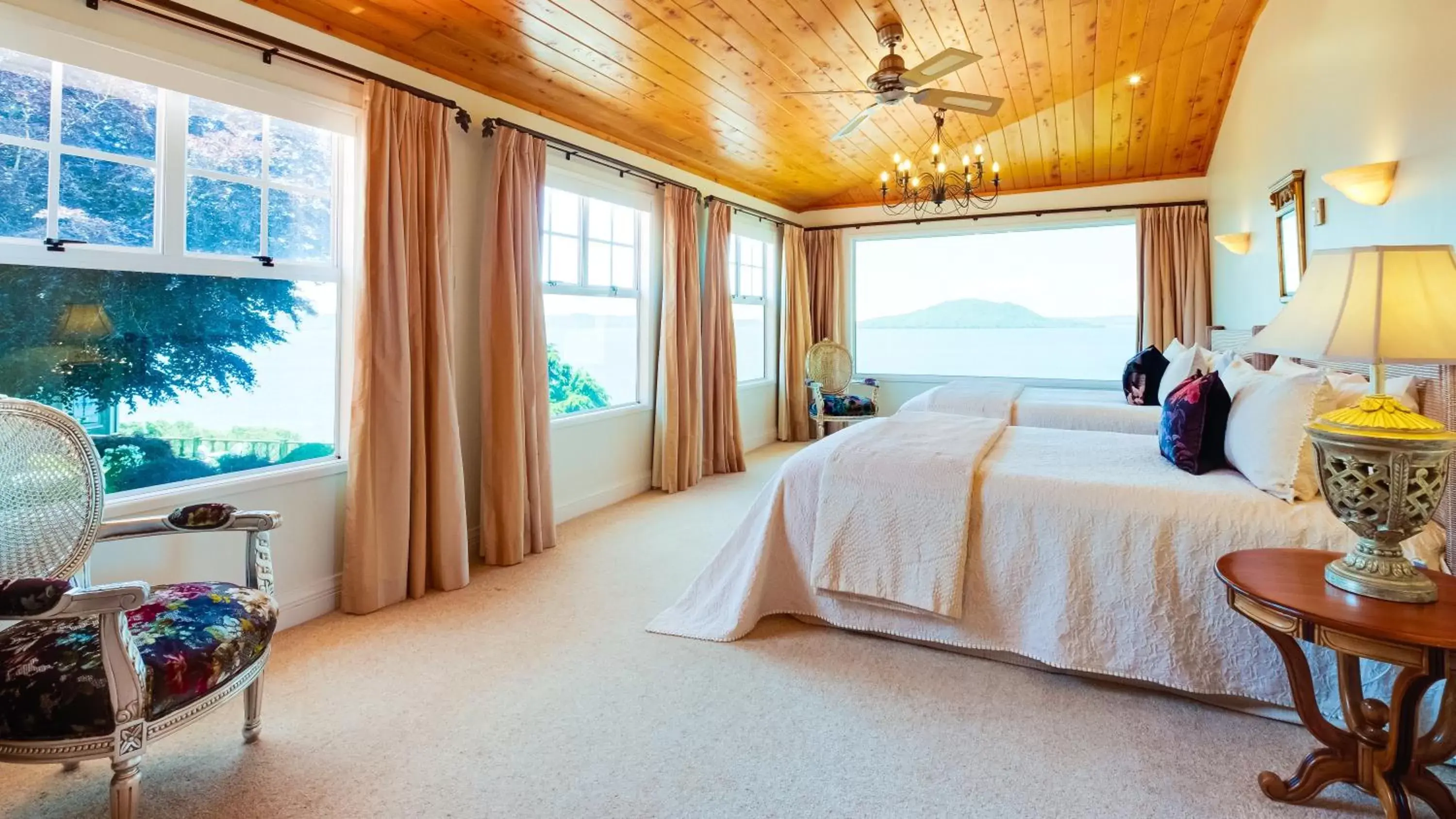 Photo of the whole room, Bed in On The Point - Lake Rotorua