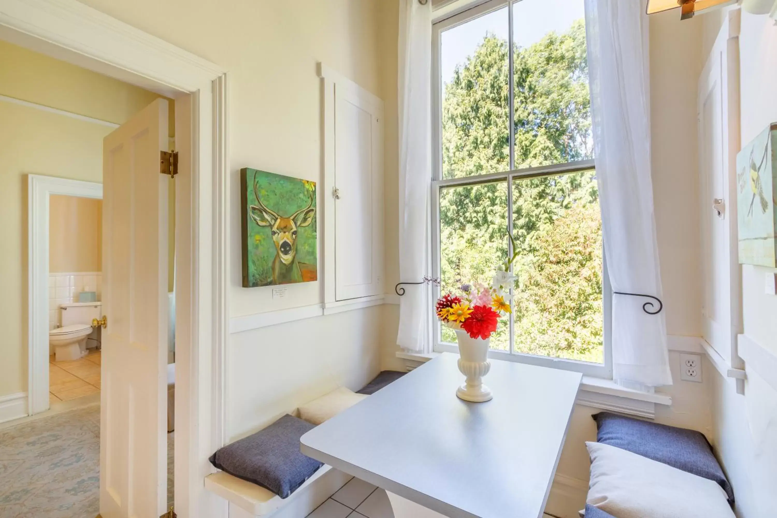 Kitchen or kitchenette, Dining Area in Fairholme Manor Inn