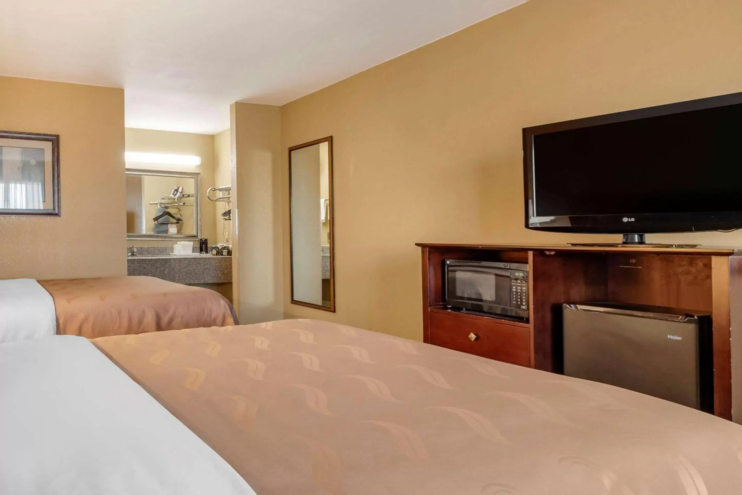 Photo of the whole room, Bed in Quality Inn Russellville I-40 Photo of the whole room, Bed in Quality Inn Russellville I-40