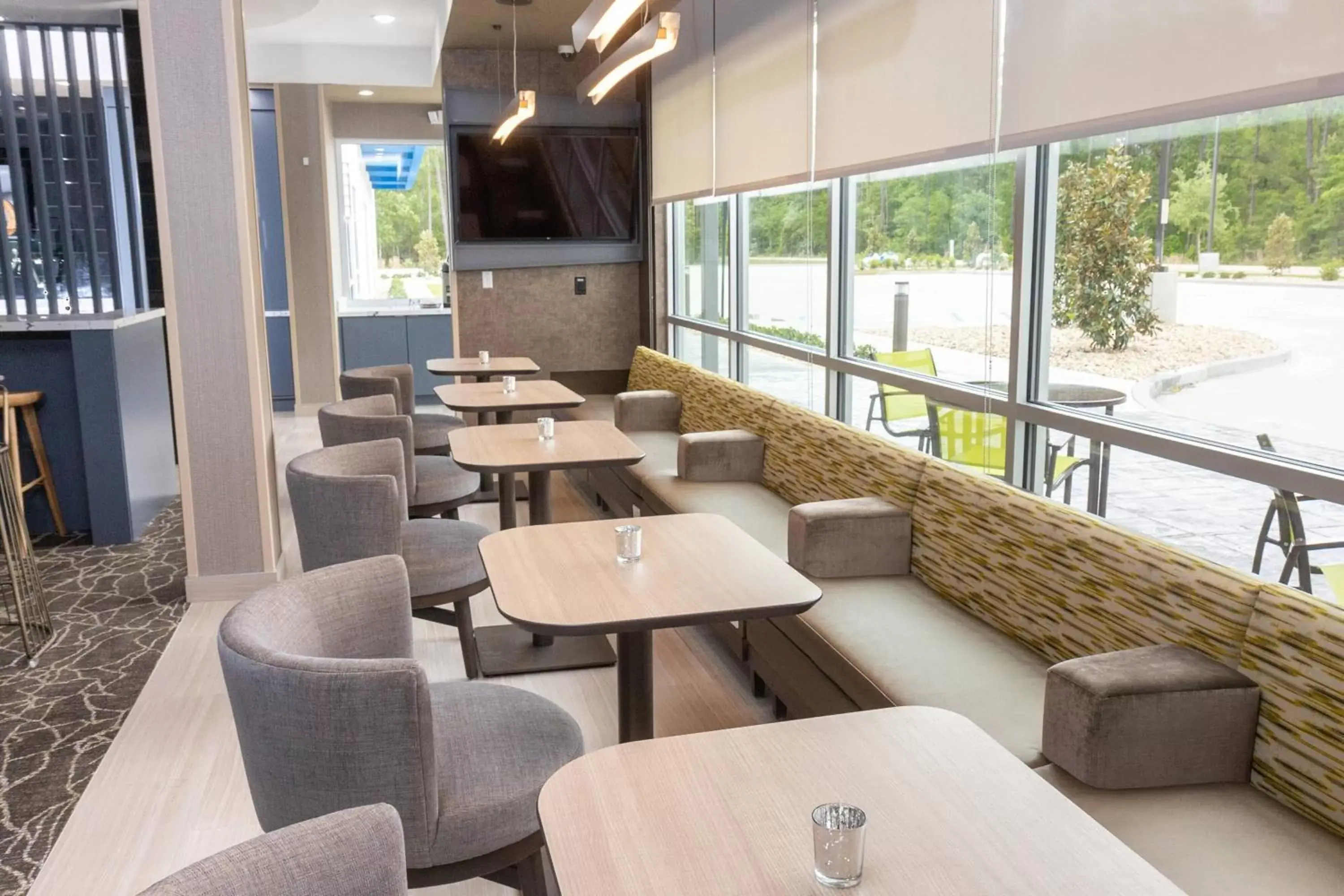 Breakfast, Lounge/Bar in SpringHill Suites by Marriott Slidell