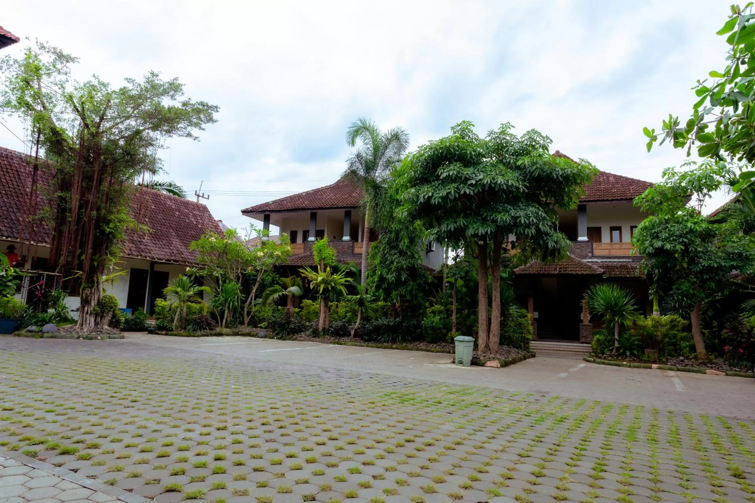Area and facilities in Hotel Mahkota Plengkung by ecommerceloka