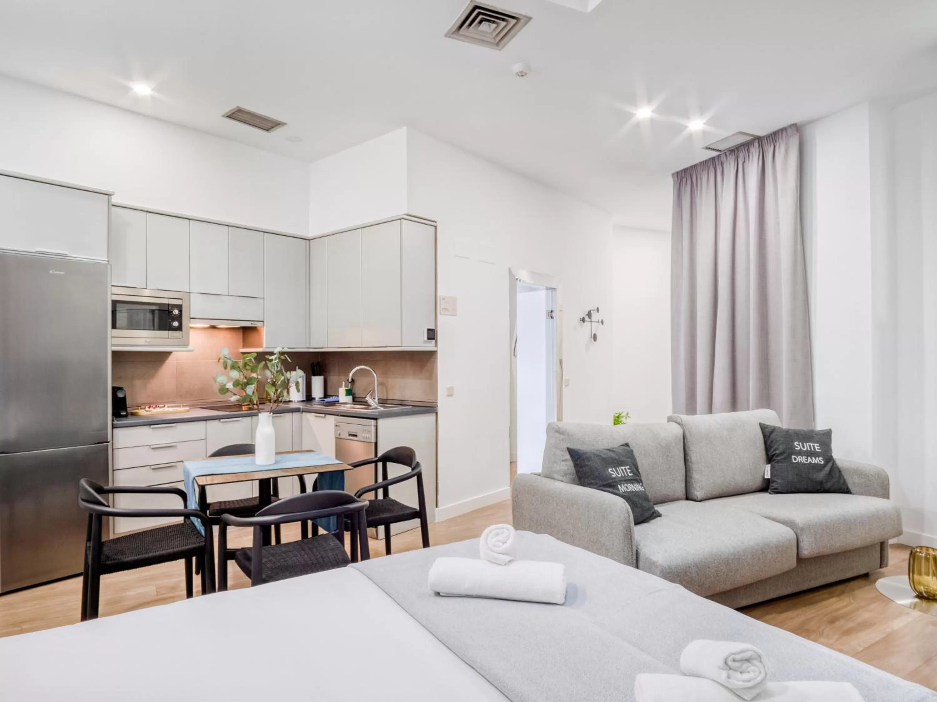 Photo of the whole room in Limehome Madrid Calle de Don Ramón de la Cruz