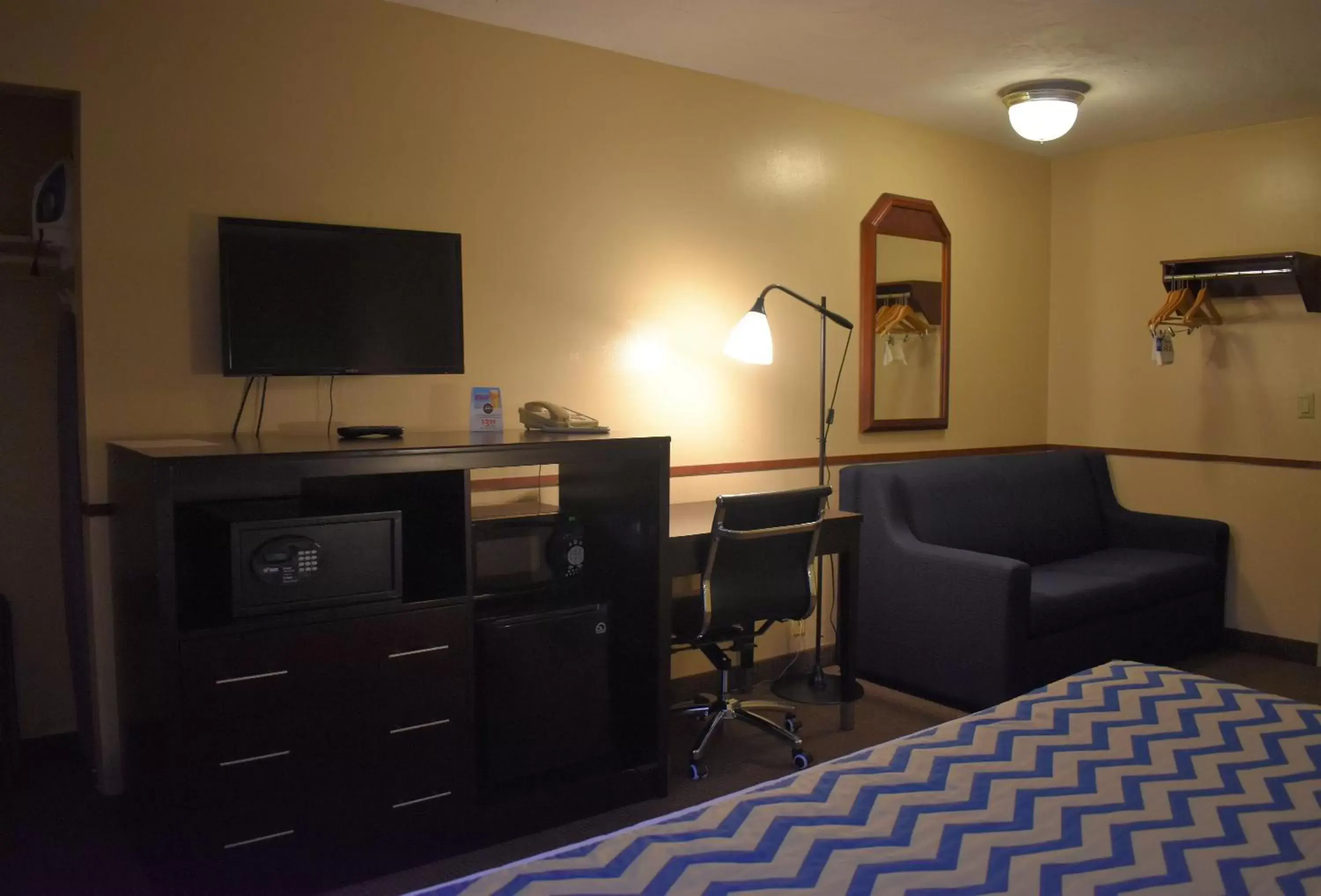 Bedroom, TV/Entertainment Center in SureStay Hotel by Best Western Portland City Center