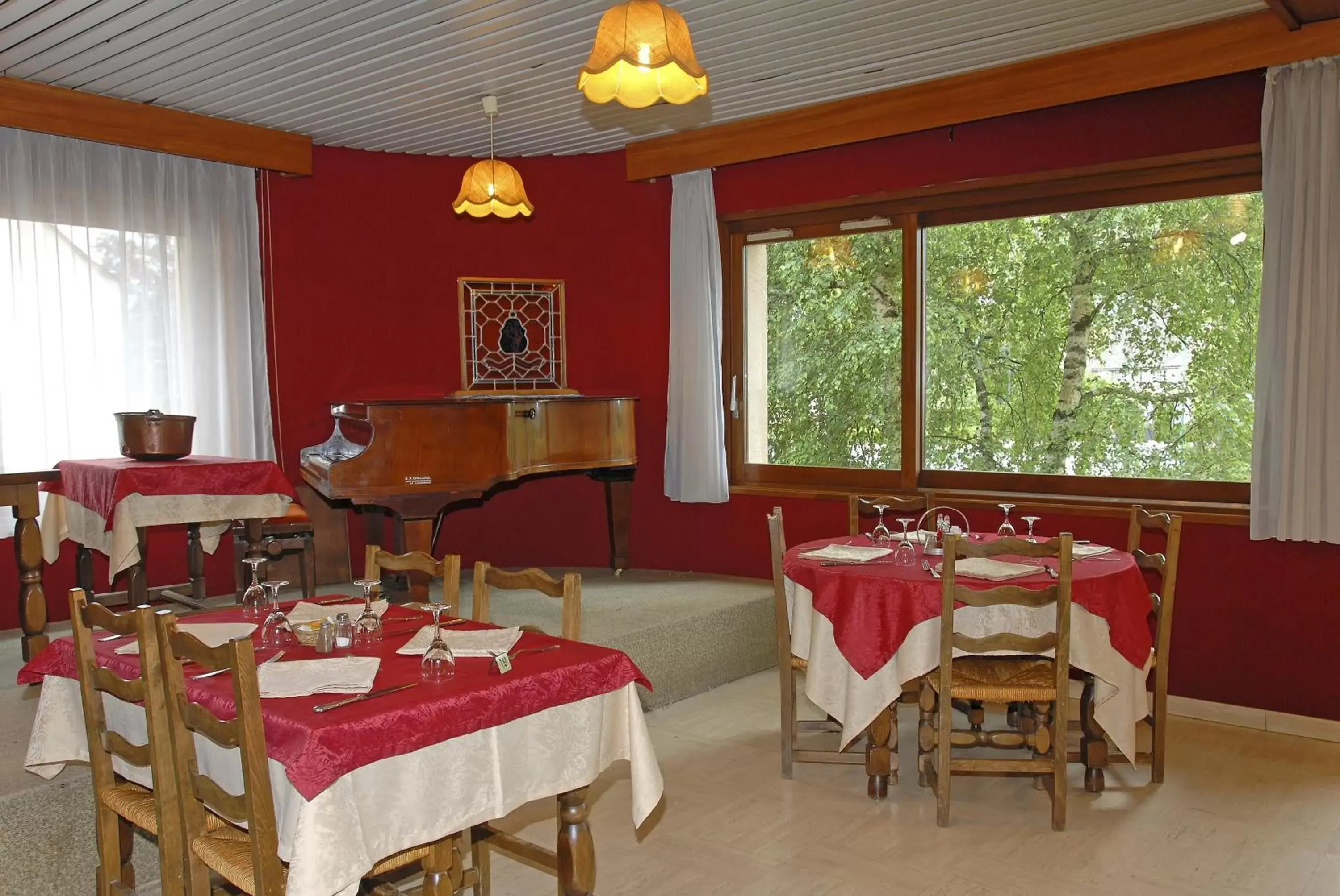Food, Restaurant/Places to Eat in Logis Hotel Restaurant Du Commerce