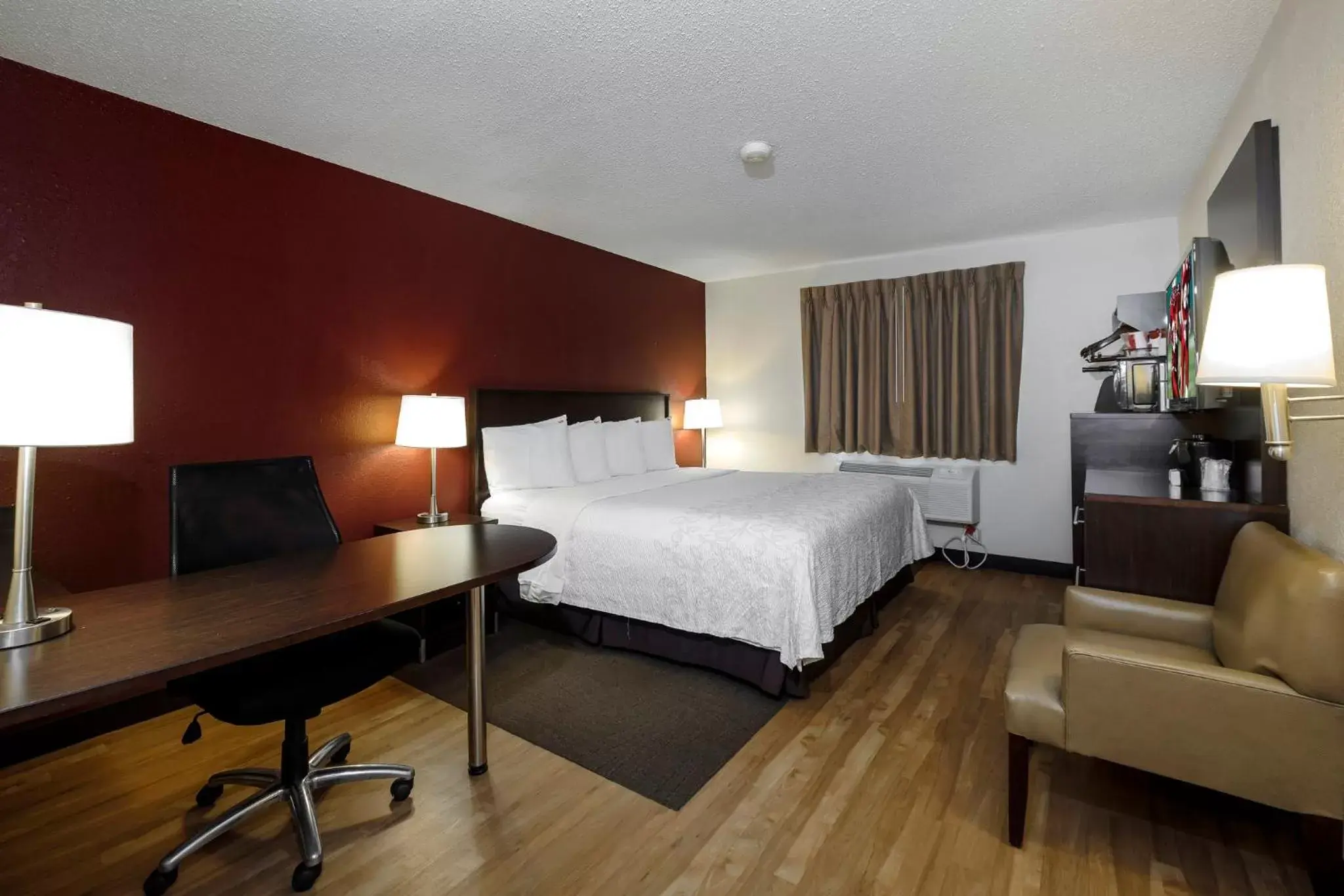 Bedroom in Red Roof Inn PLUS+ & Suites Malone