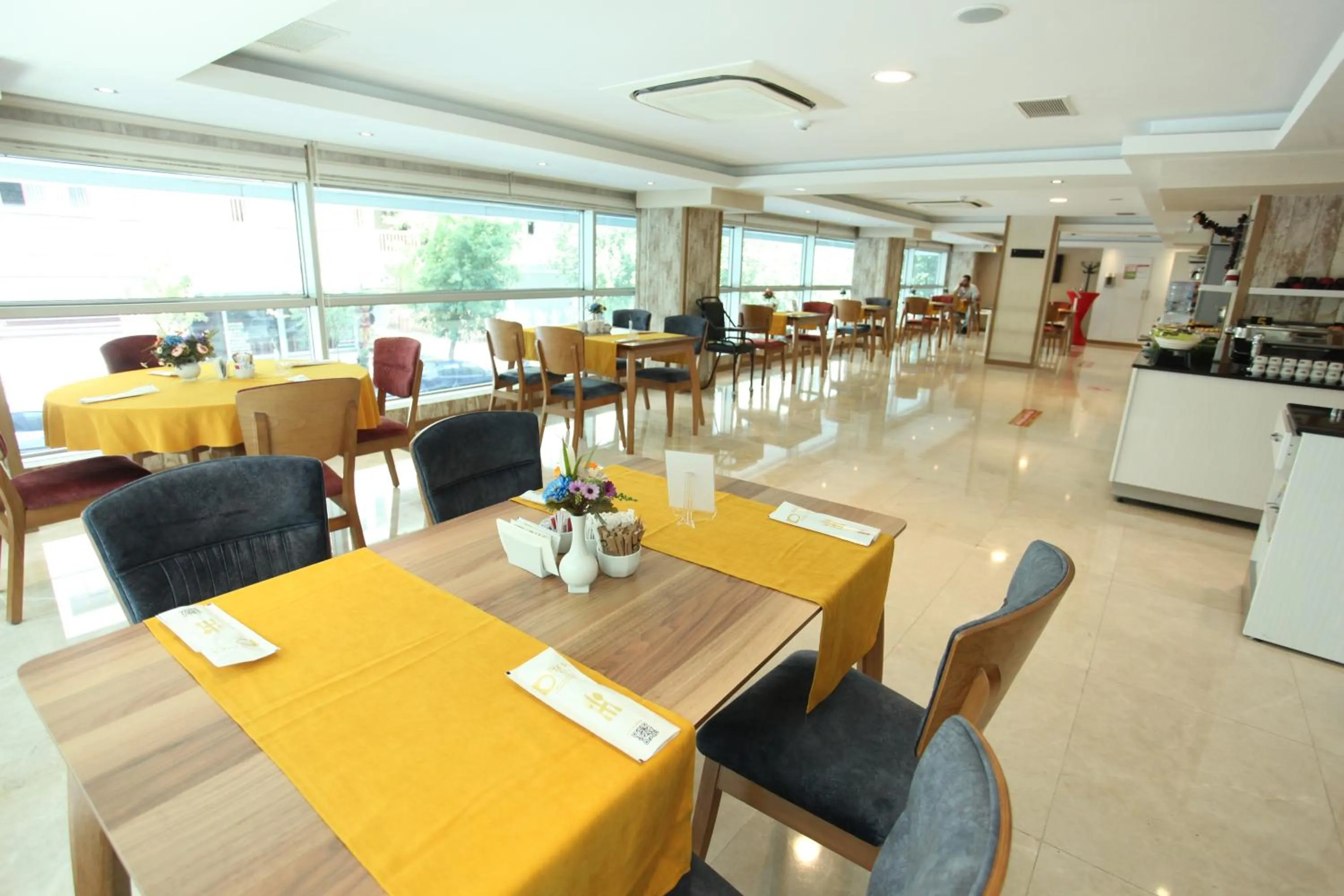 Restaurant/places to eat in Dies Hotel