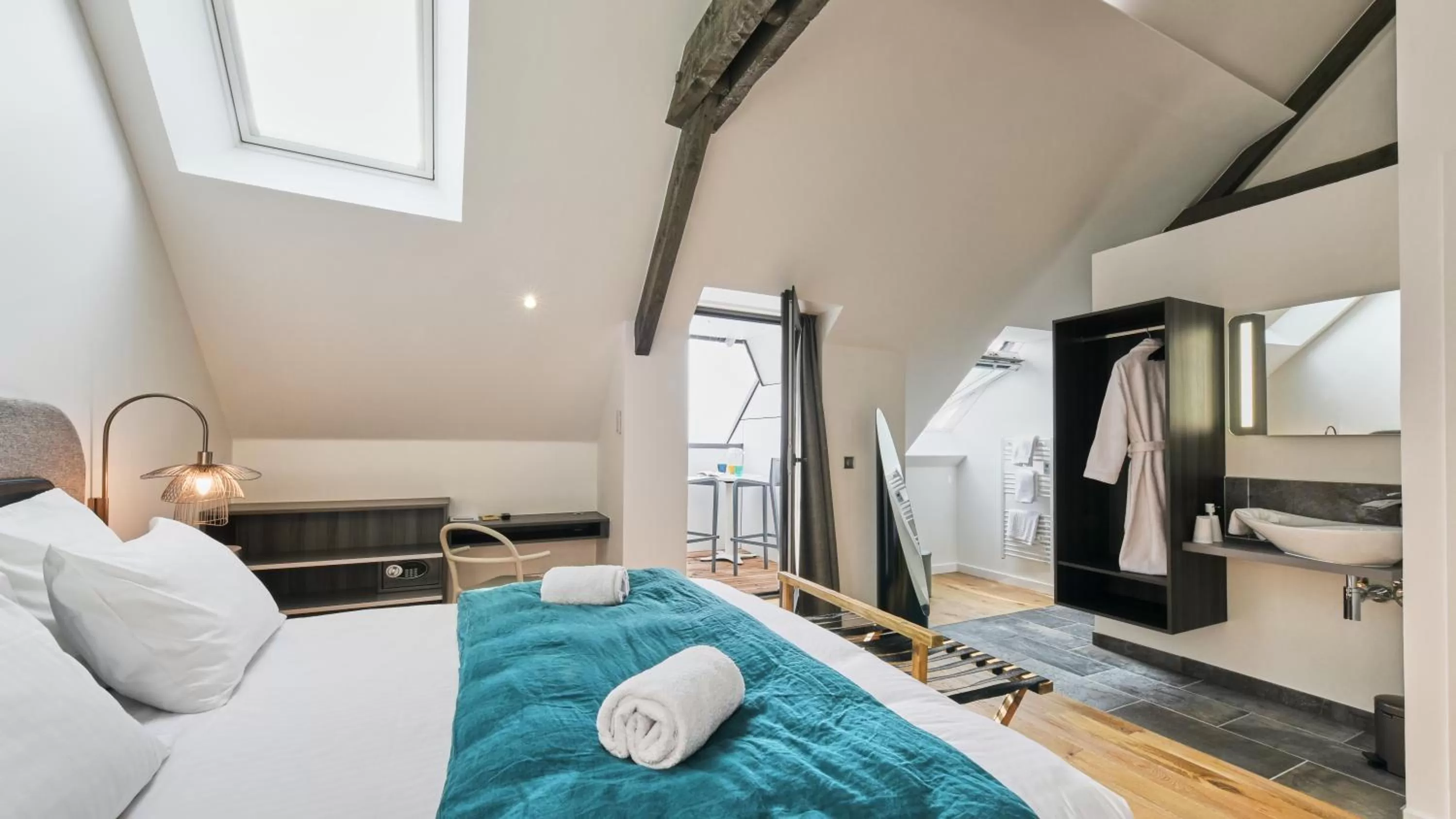 Patio, Bed in Pavillon de la plage