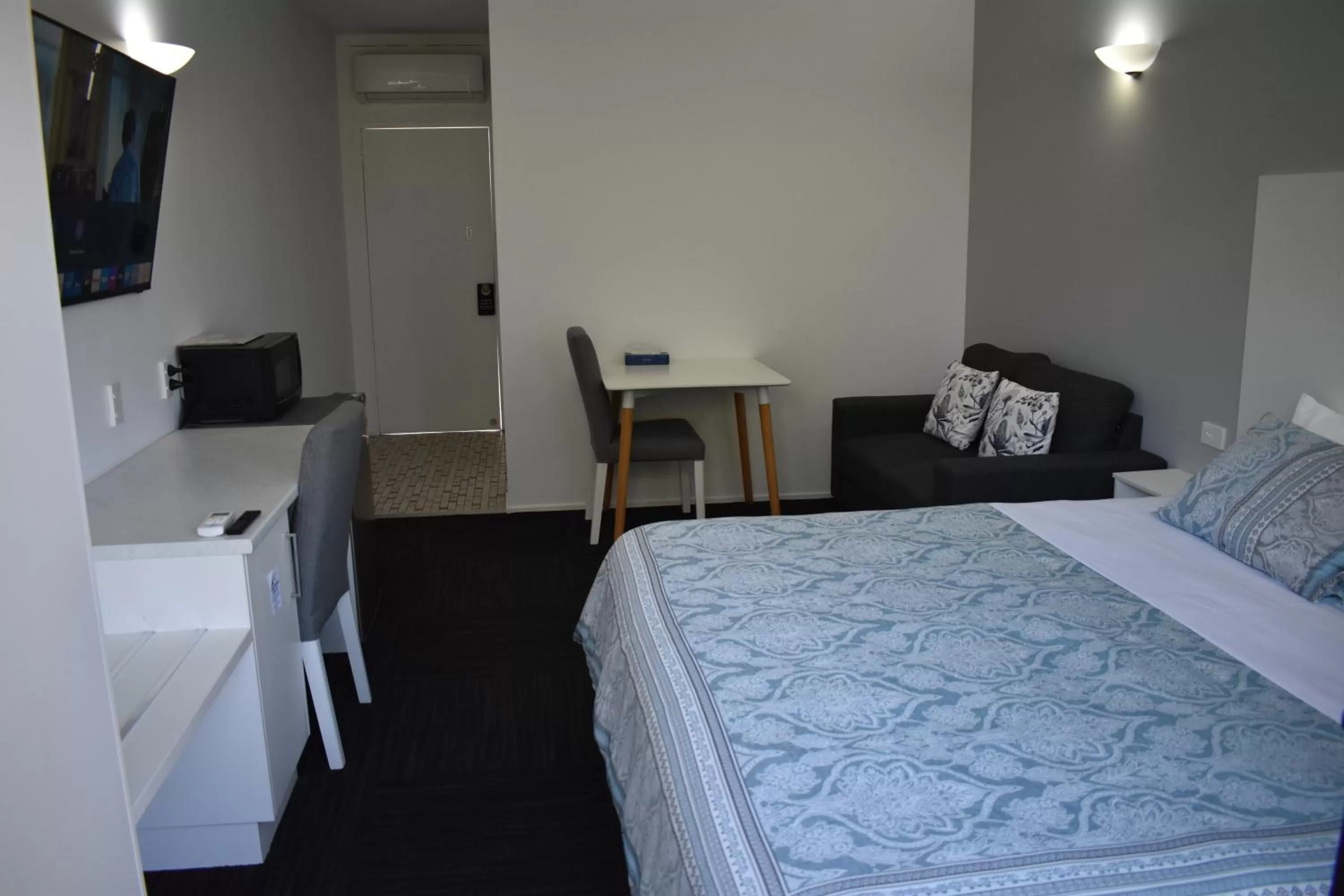 Communal lounge/ TV room, Bed in Riviana Motel