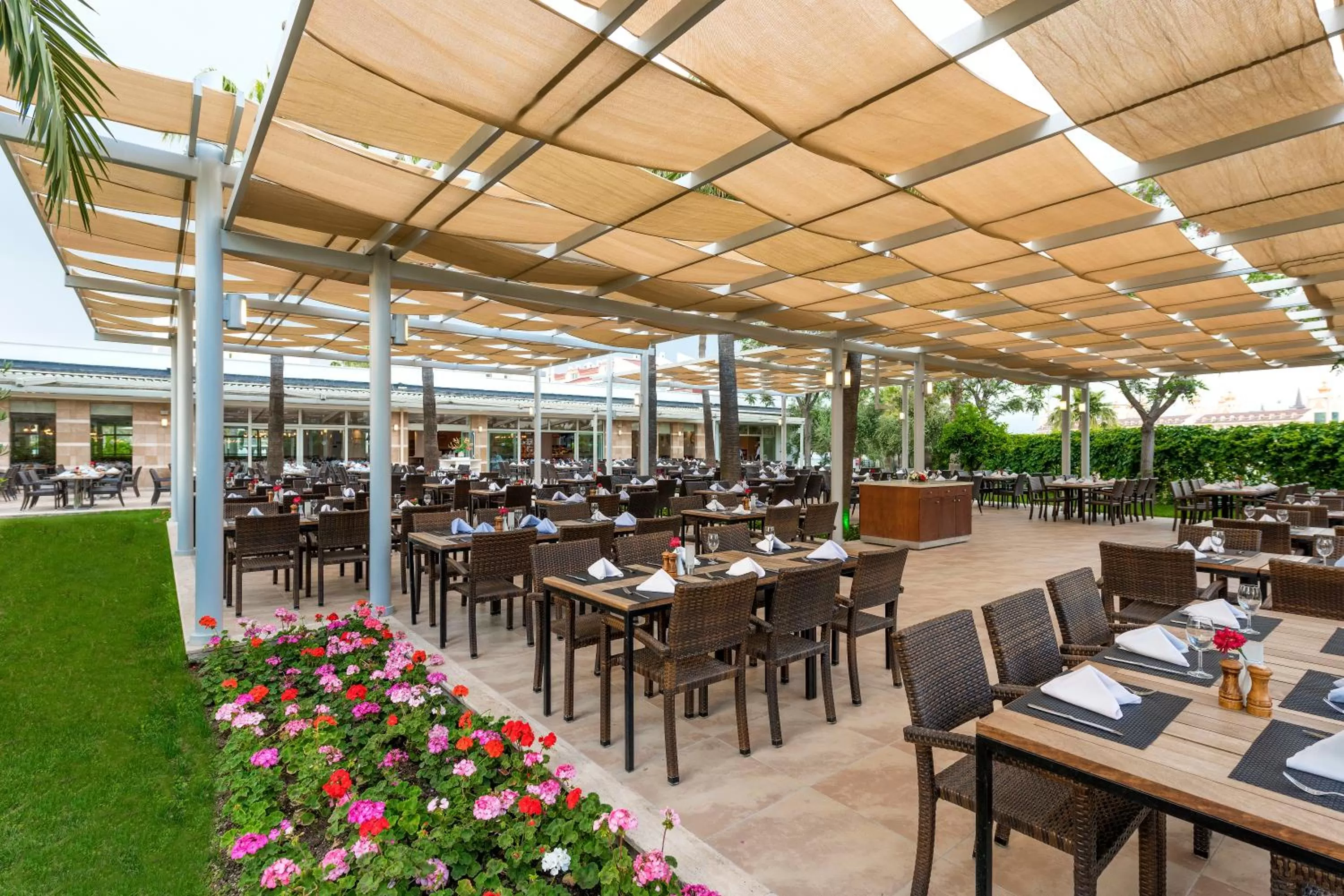 Restaurant/places to eat in Barut B Suites
